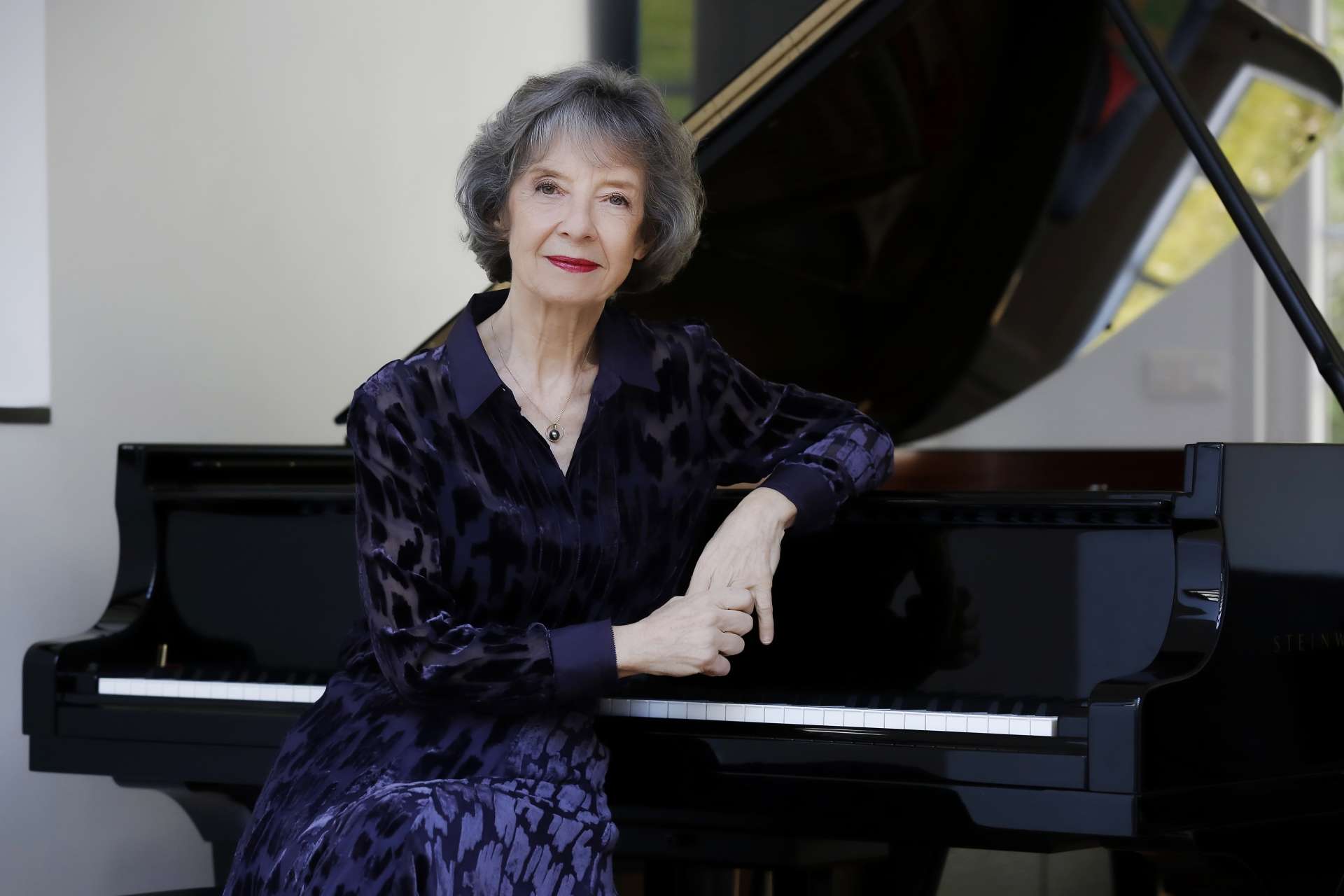 Anne Queffélec devant son piano