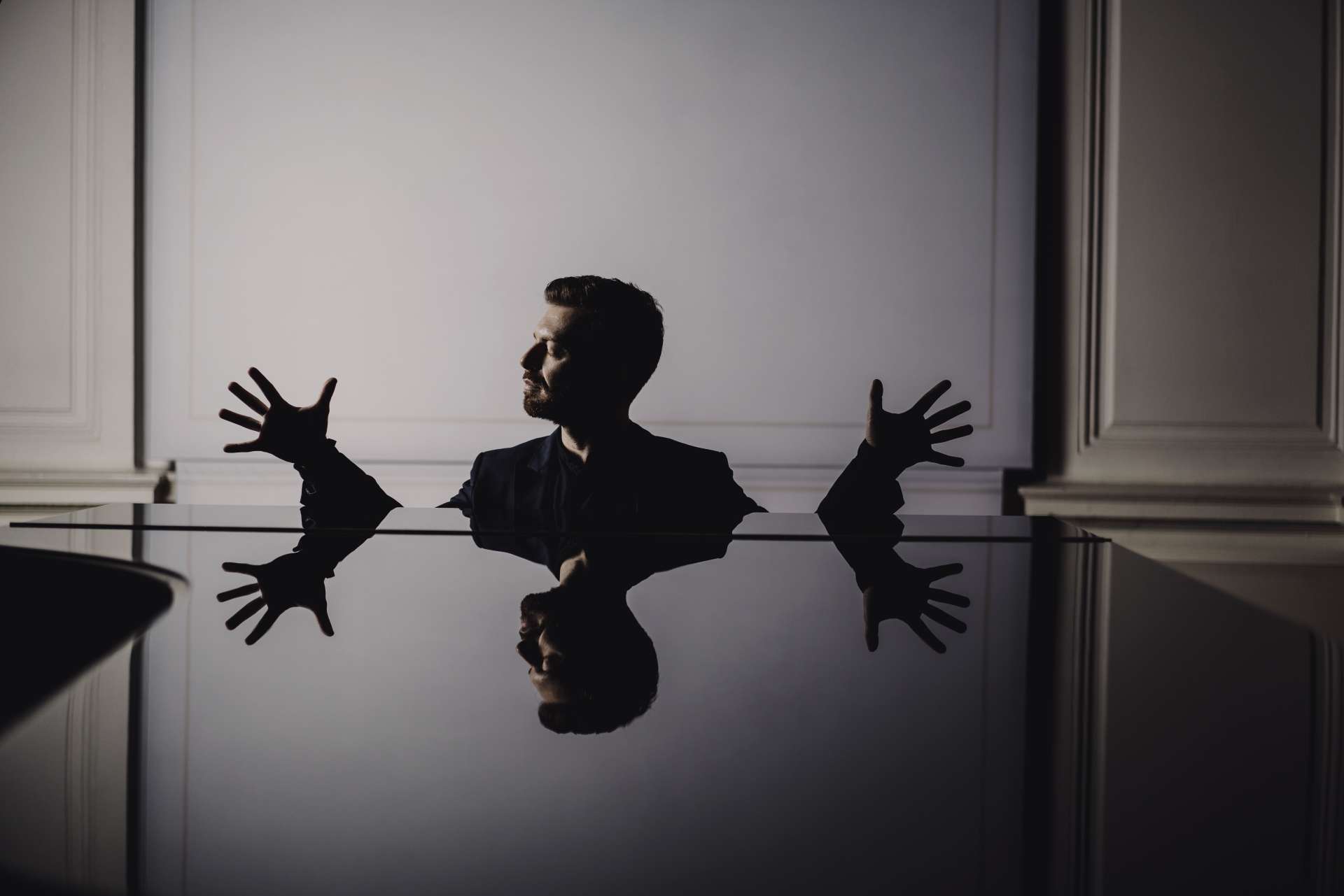 Jeu d'ombres pour ce portrait de David Kadouch devant son piano.