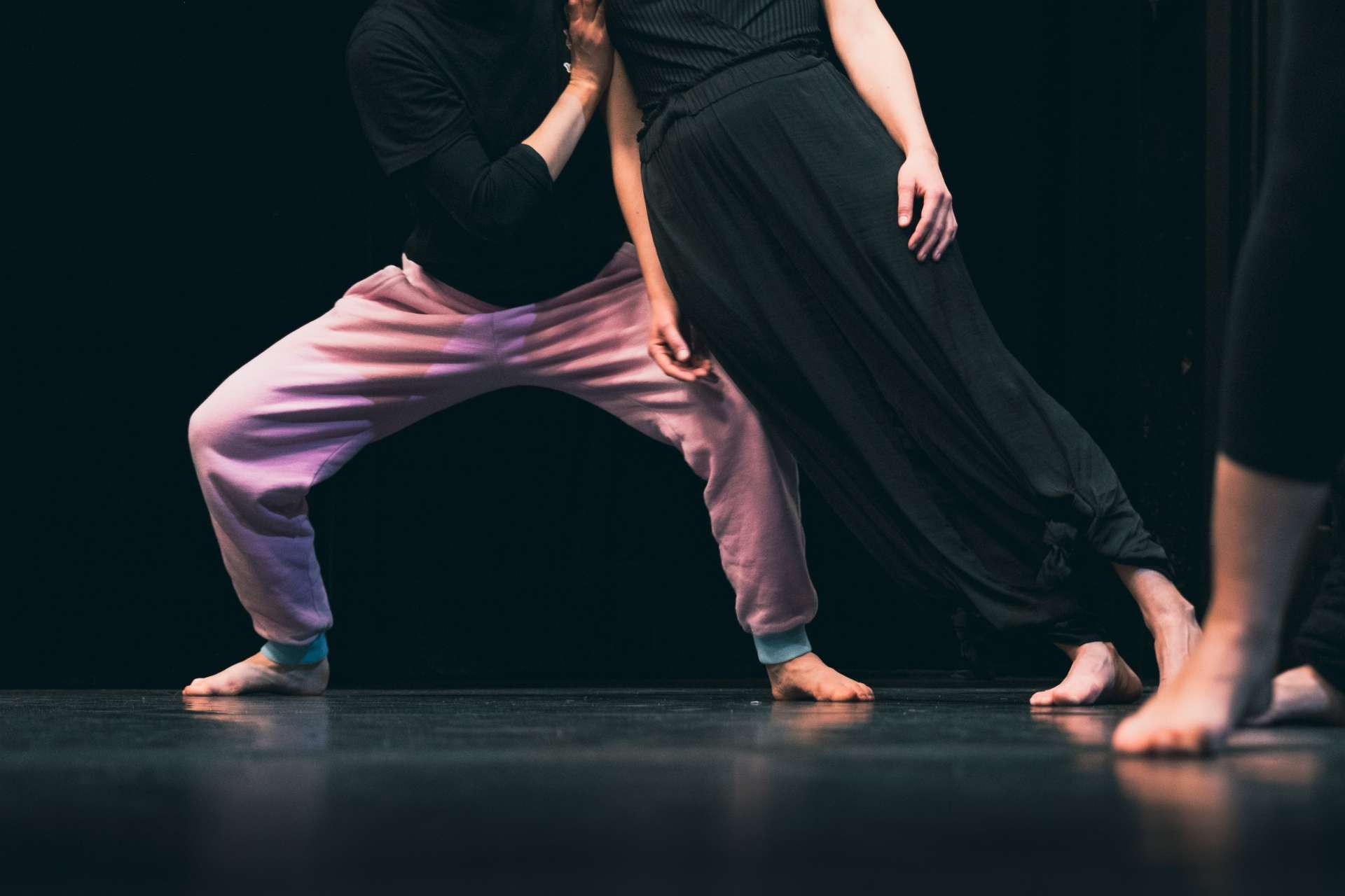 Paire de jambes et buste qui soutiennent un corps qui se penche en toute confiance. 