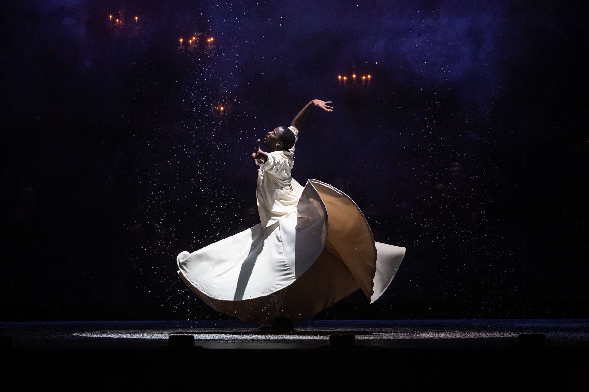 Magnifique lumière sur la robe d'un derviche tourneur en pleine transe. 