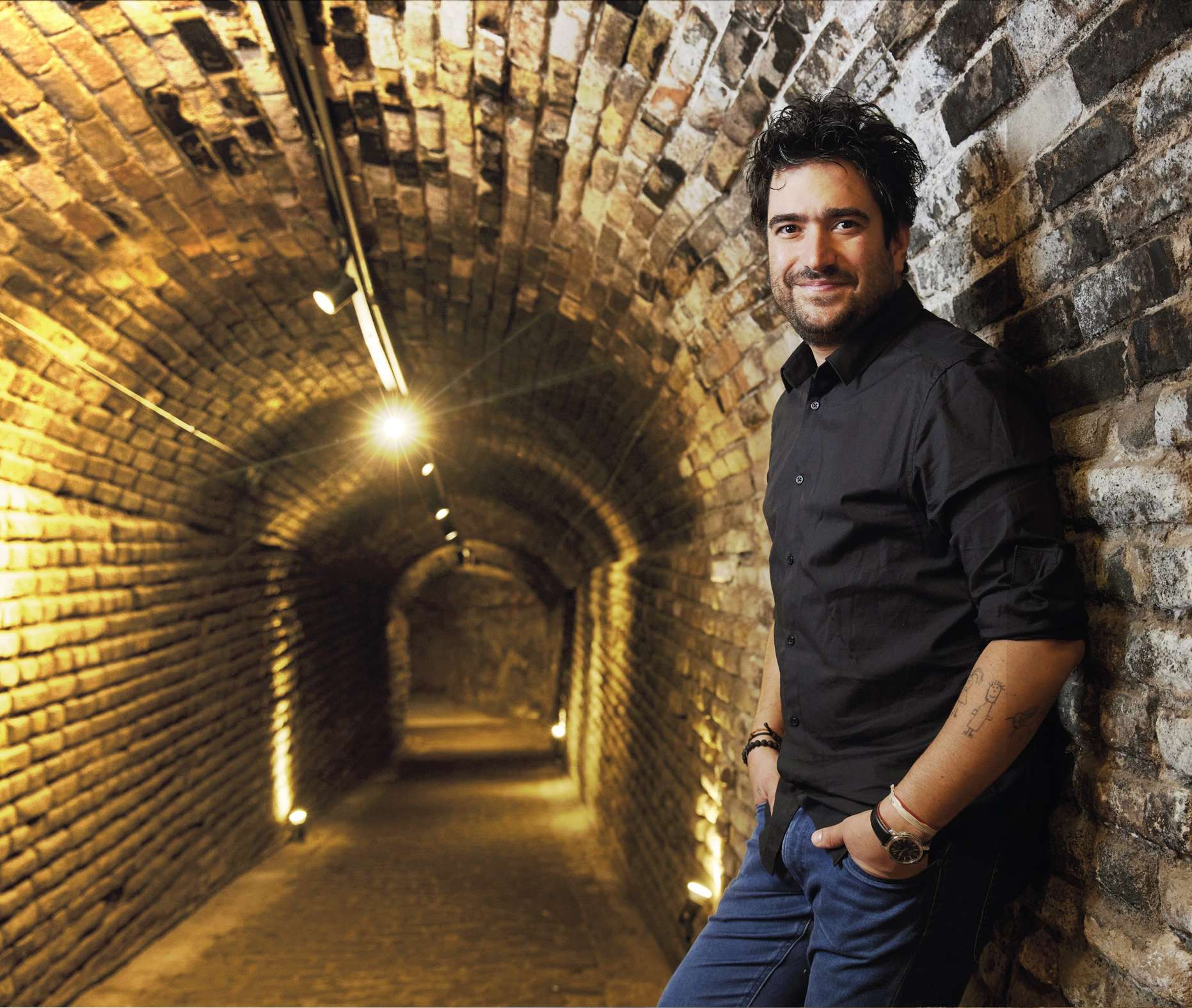 Portrait de Harold Lopez-Nussa dans un tunnel de pierre voûté. 