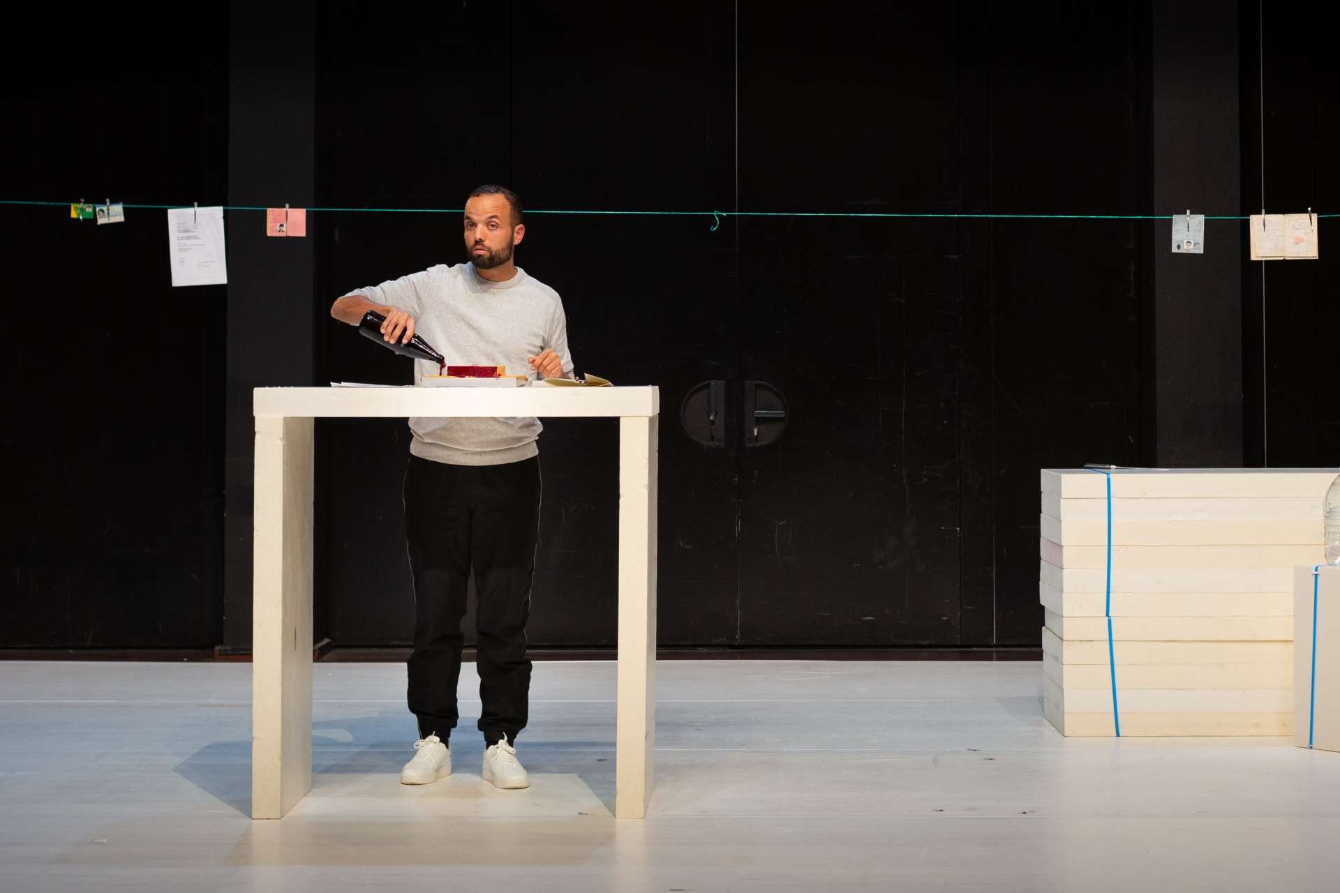 Le jeune artiste Salim Djaferi sur scène