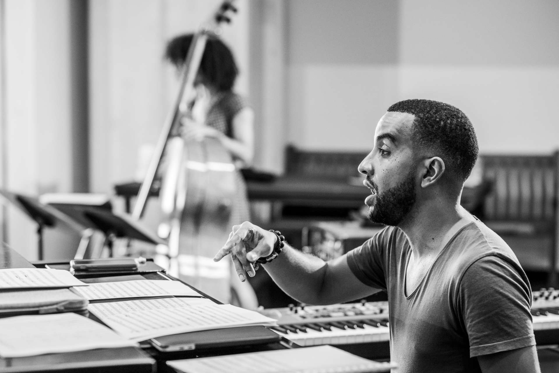 Le pianiste Maher Beauroy face à son instrument.