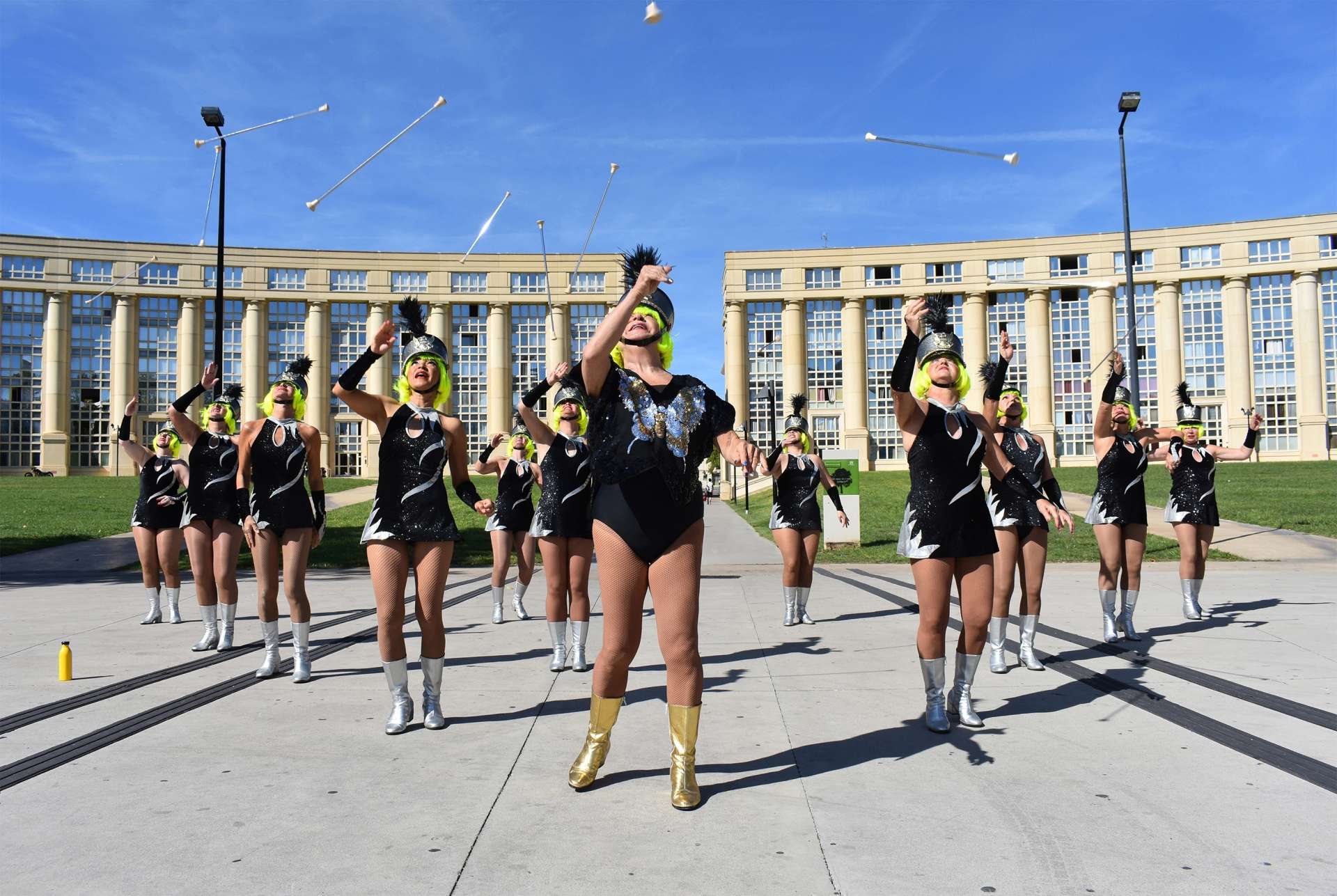 Les Major's Girls paradant en tenue dans le quartier Antigone de Montpellier.