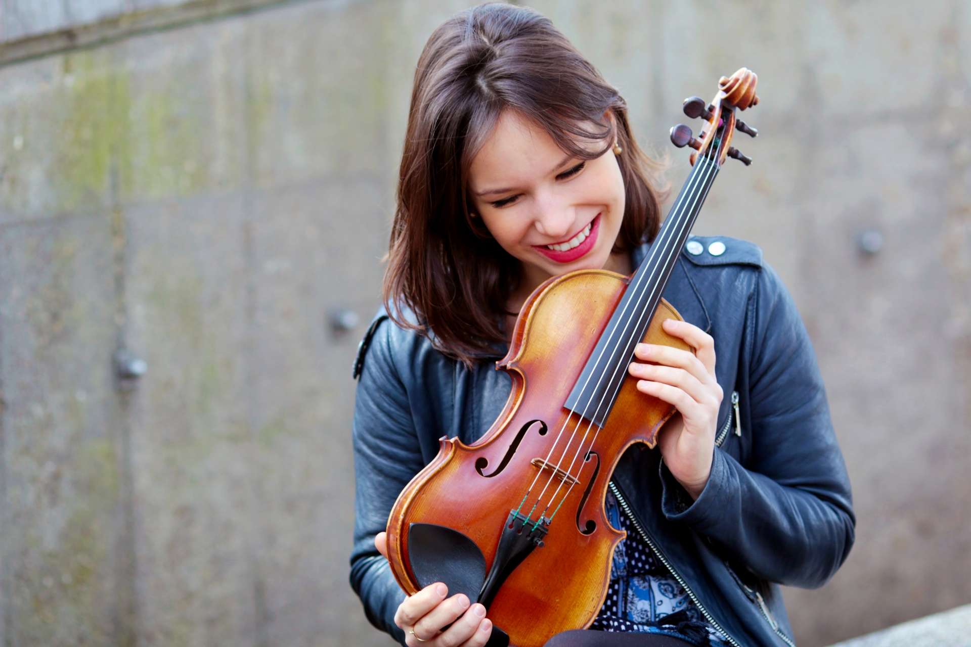 Portrait de Raphaëlle Moreau avec son violon. 