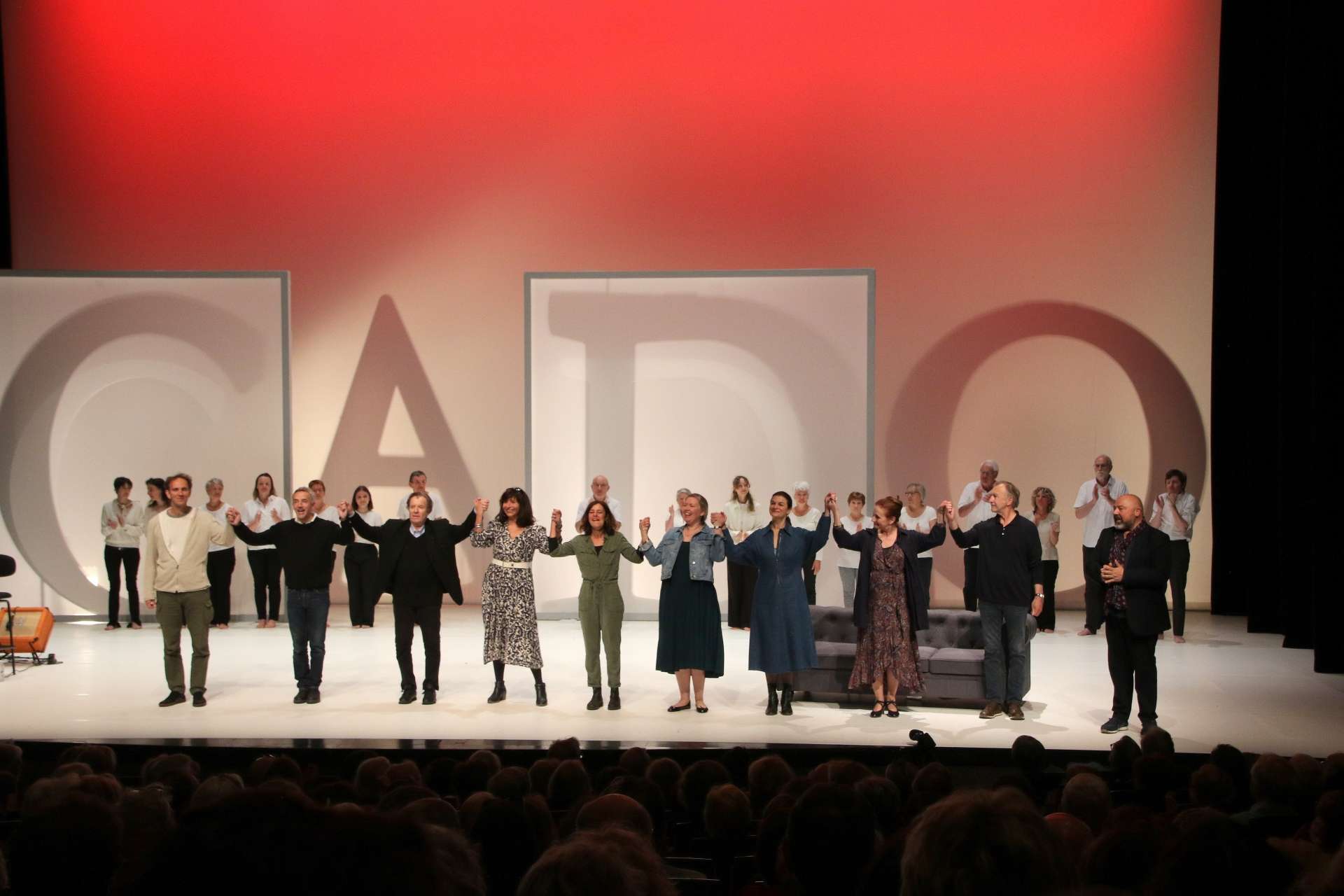 Le directeur du CADO et les artistes de la saison saluent le public. 