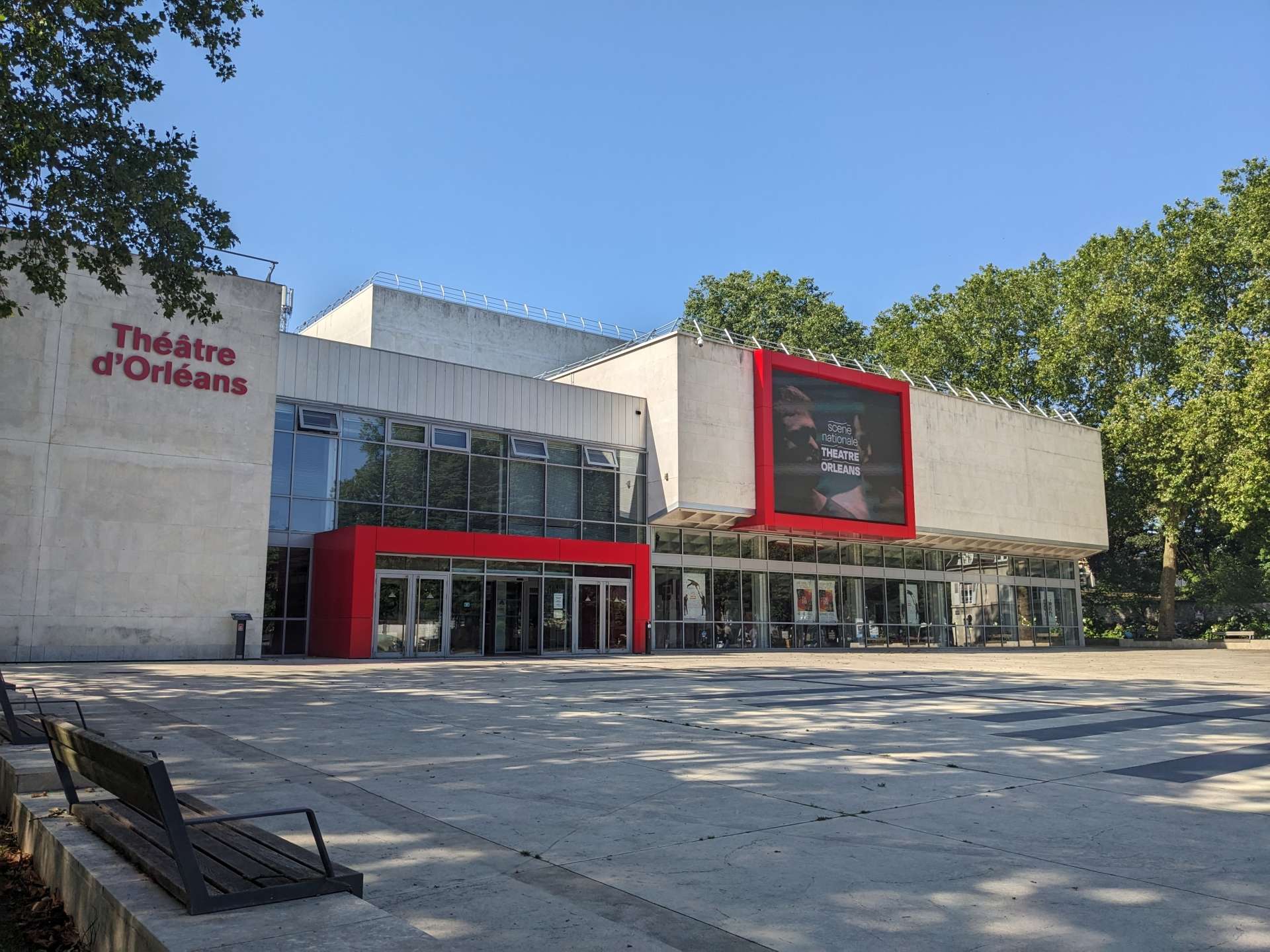 Façade et esplanade du Théâtre d'Orléans 