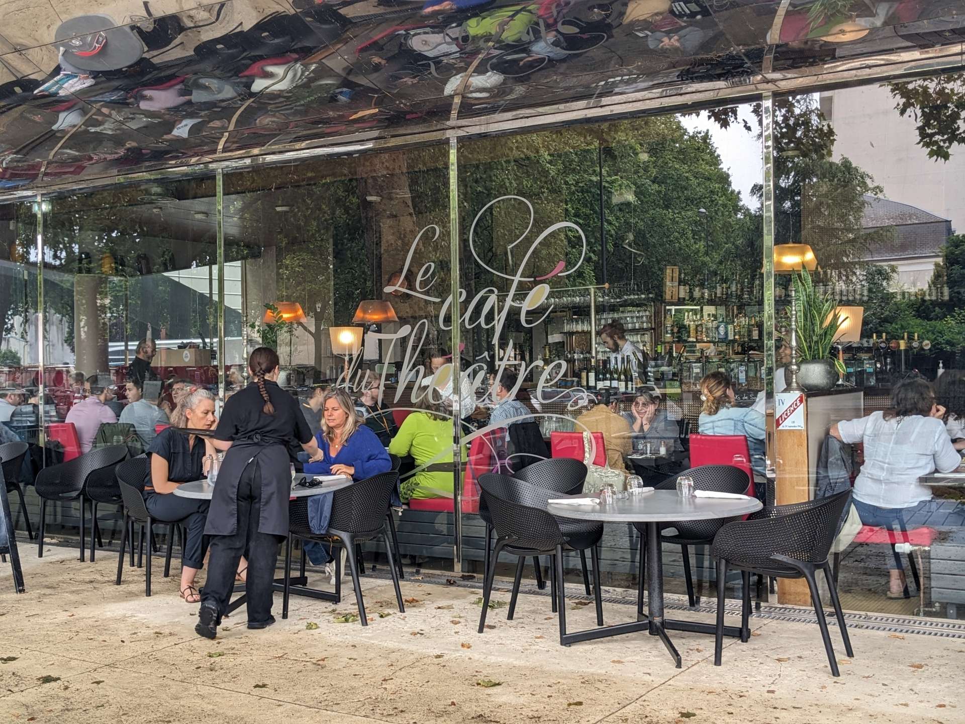 Service en terrasse du Café du Théâtre