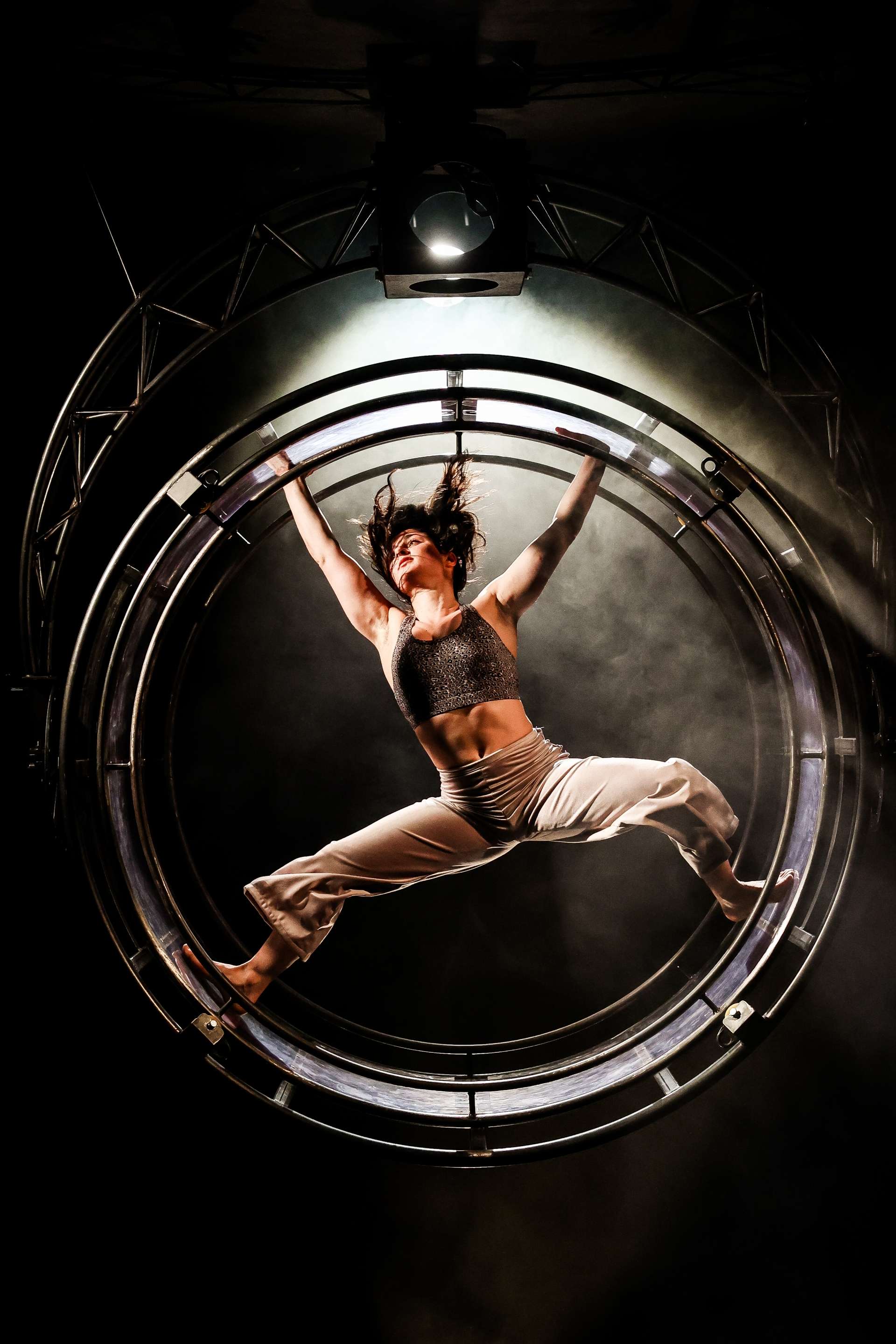 L'artiste Marica Marinoni est en train d'évoluer à l'intérieur d'une roue géante qui tourne sur elle même. 