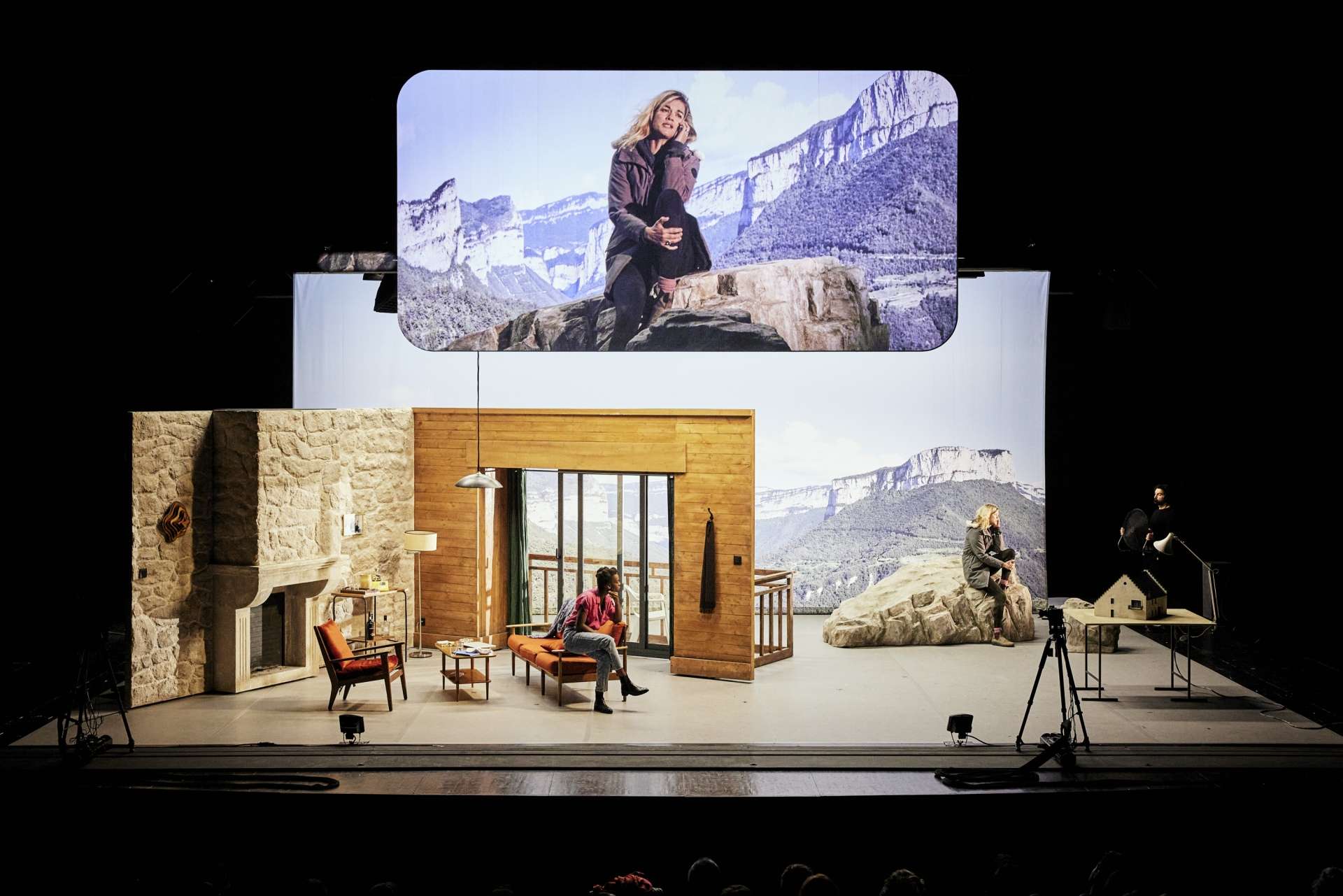 Plan large du décor, un chalet à la montagne