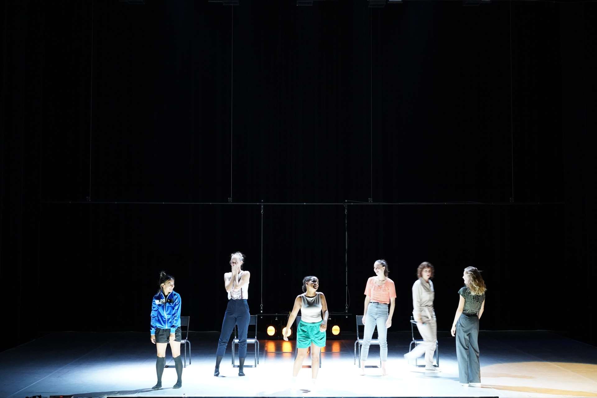 Les 6 danseuses du spectacle Promesse sur scène lors des répétitions