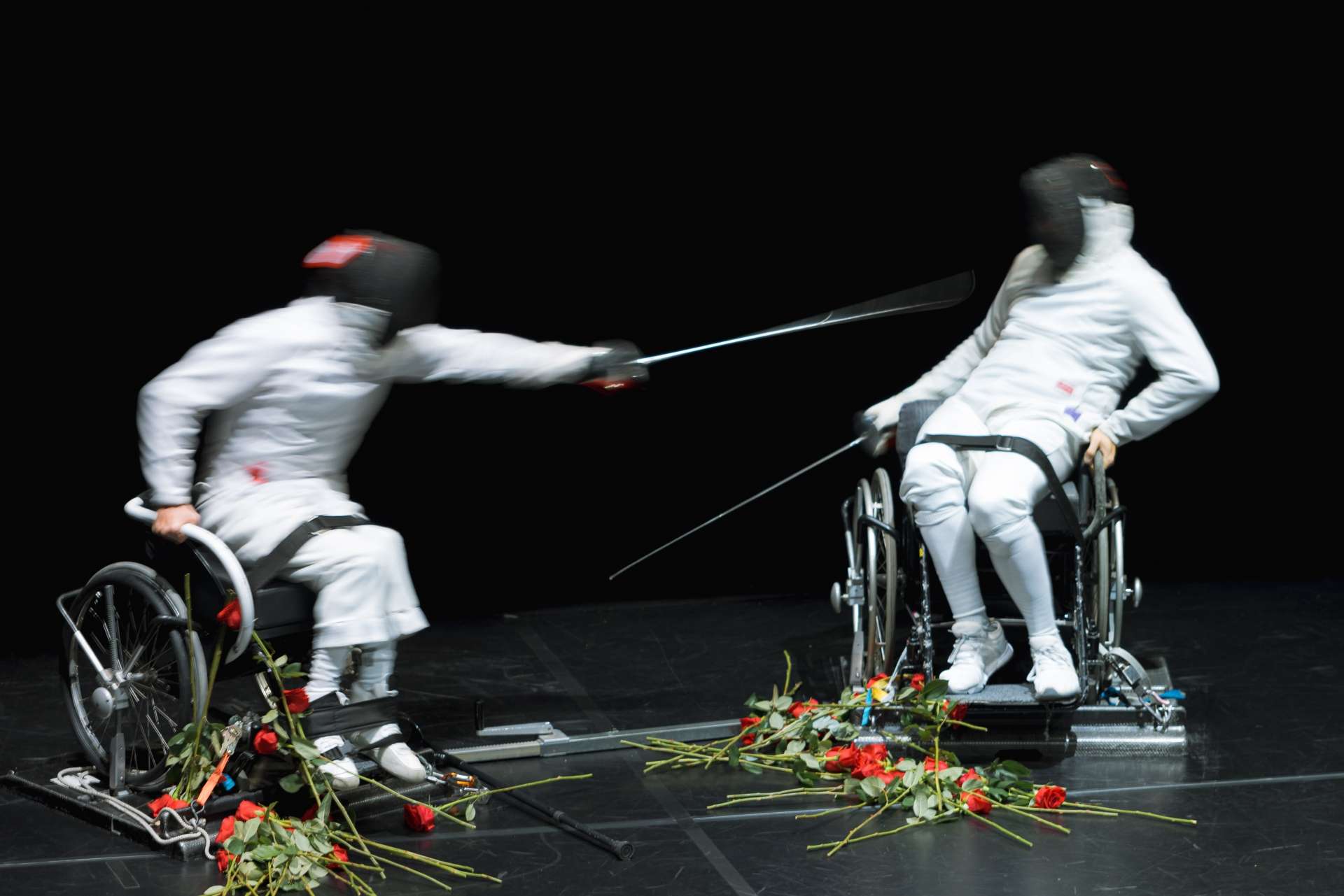 Deux escrimeurs en fauteuil s'affrontent dans la pièce Caridad