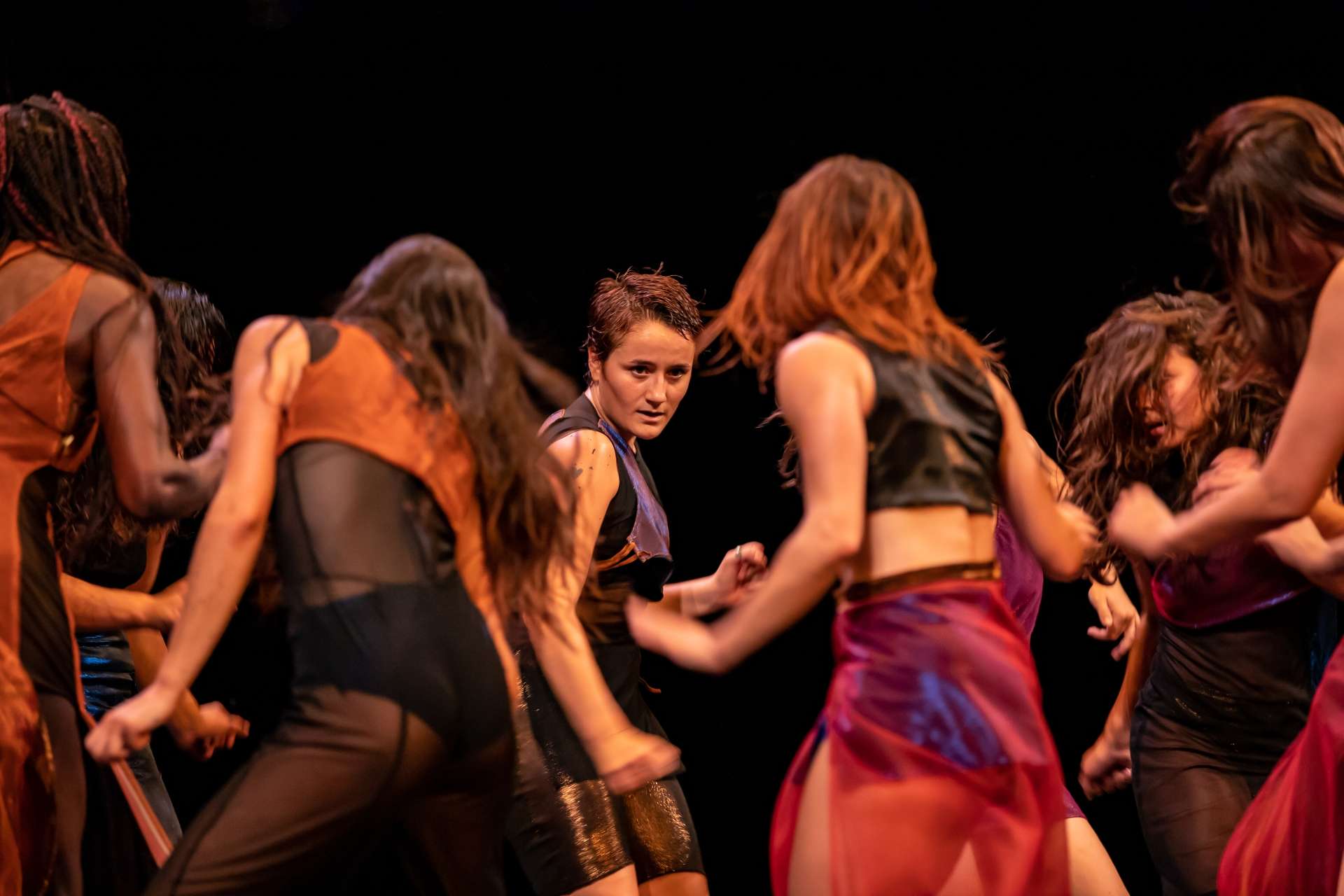 Ronde de danseuses à l'occasion du spectacle Fêu avec focus sur le visage de l'une d'entre elles. 