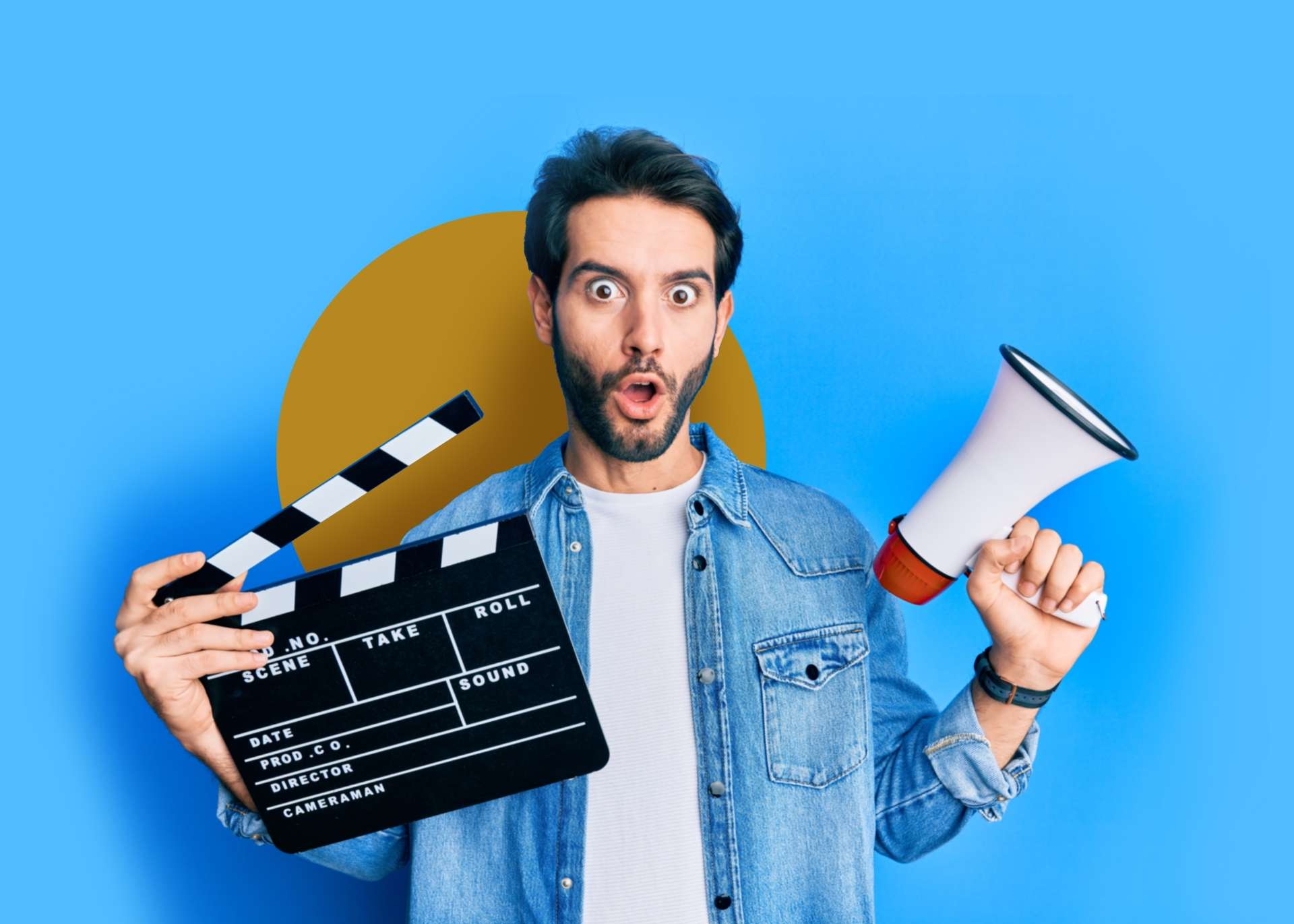 Homme trentenaire tenant un gigaphone dans sa main gauche et un clap de cinéma dans sa main droite, une drôle de mimique sur le visage.