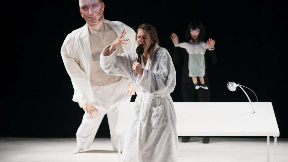 Femme en peignoir blanc, personnage géant en arrière plan