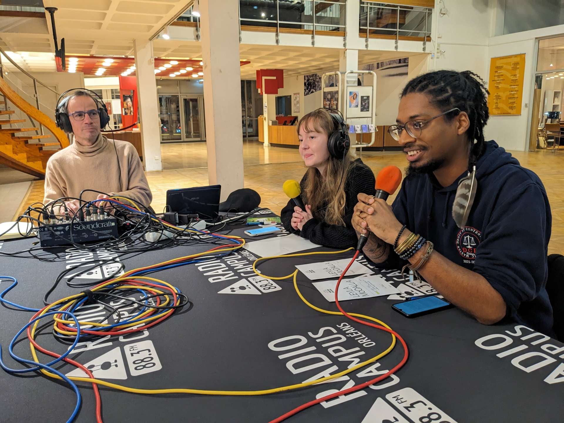 L'équipe de Radio Campus Orléans est en direct dans le hall du Théâtre d'Orléans