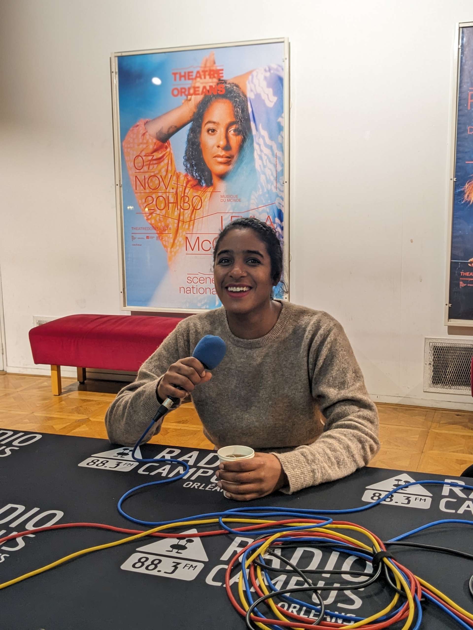 Leyla McCalla souriante au micro de Radio Campus Orléans 