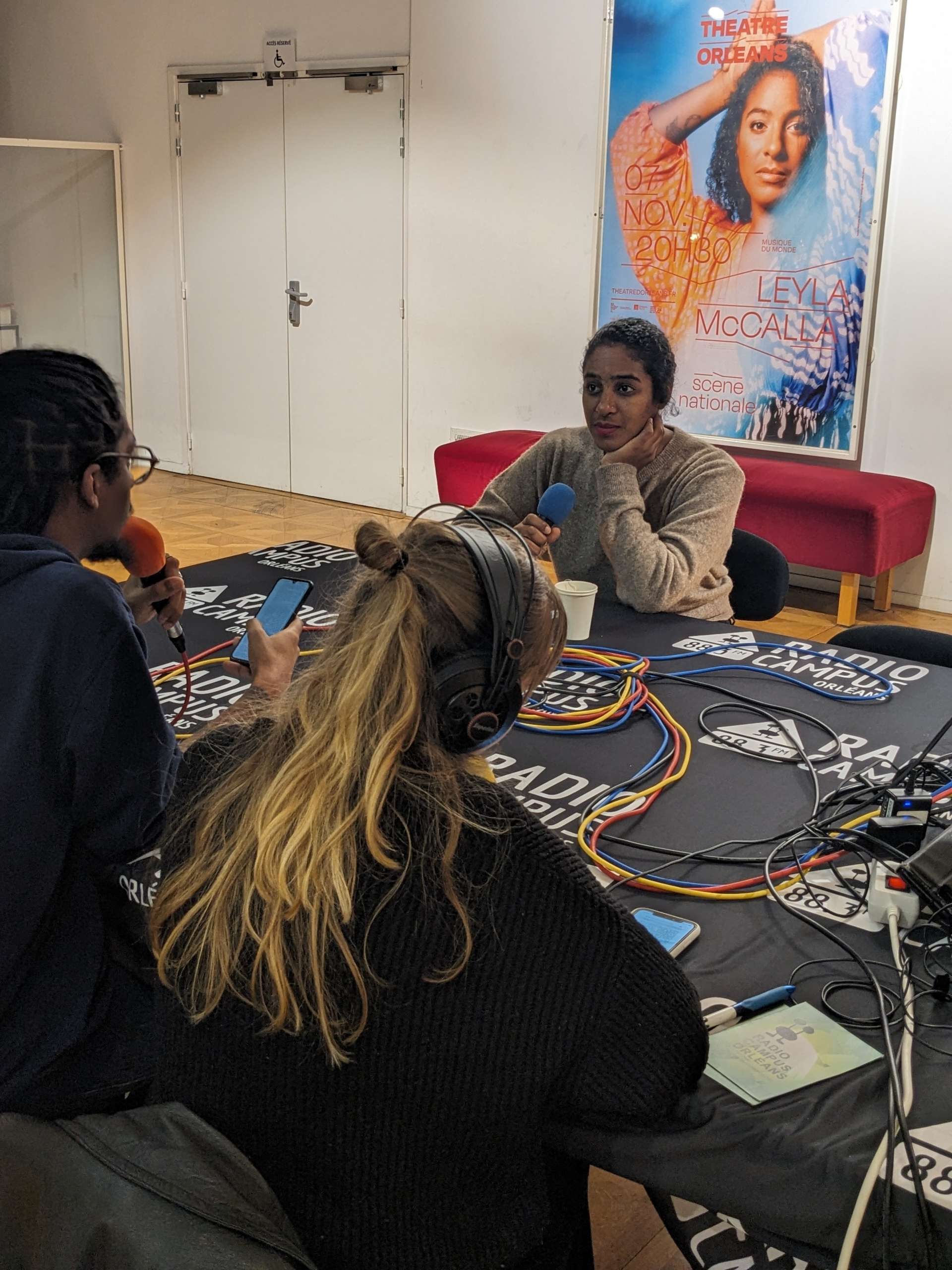 Leyla McCalla, micro à la main, répond aux questions de Radio Campus Orléans 