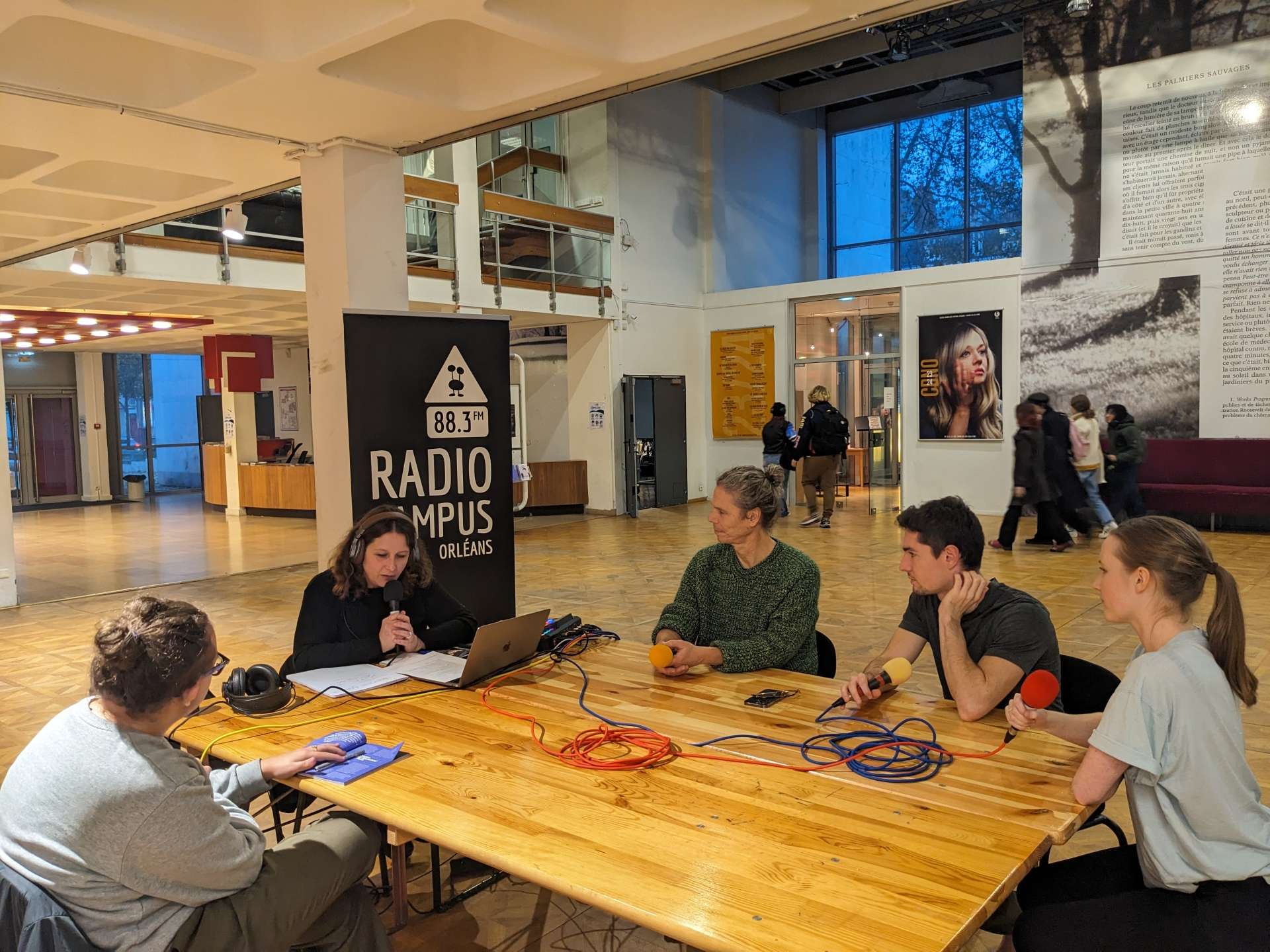 L'équipe de Radio Campus Orléans est en direct dans le hall du Théâtre d'Orléans avec les artistes du spectacle LIFE