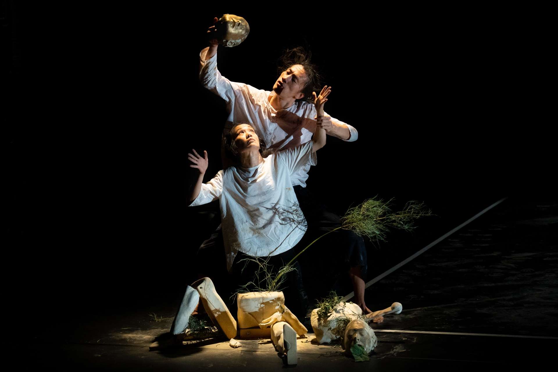 Les deux interprètes du spectacle Waré Mono