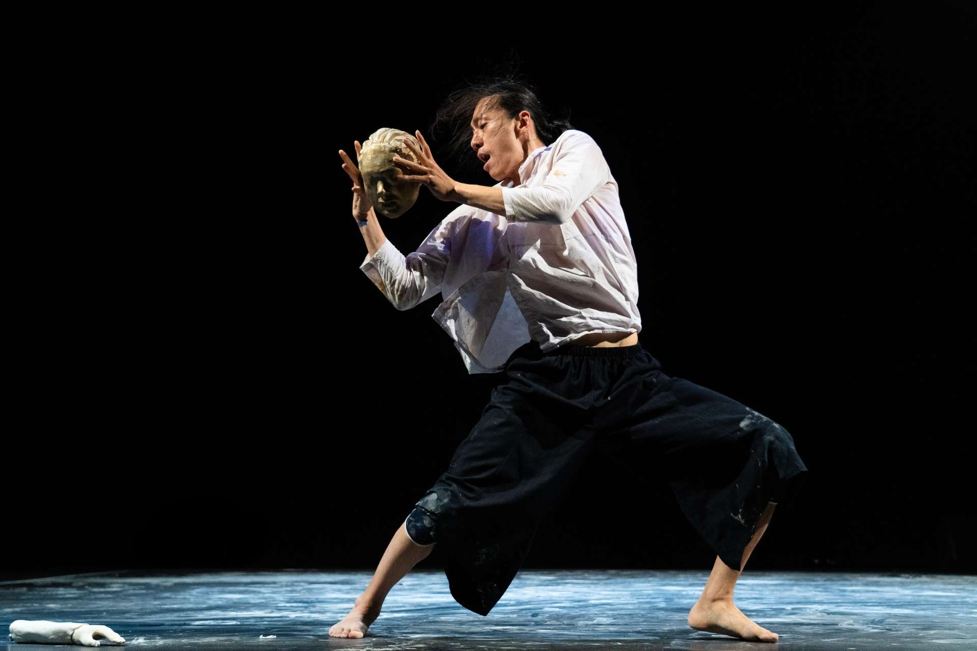 Issue Park, danseur coréen au style inimitable, danse avec une tête de marionnette grandeur nature.