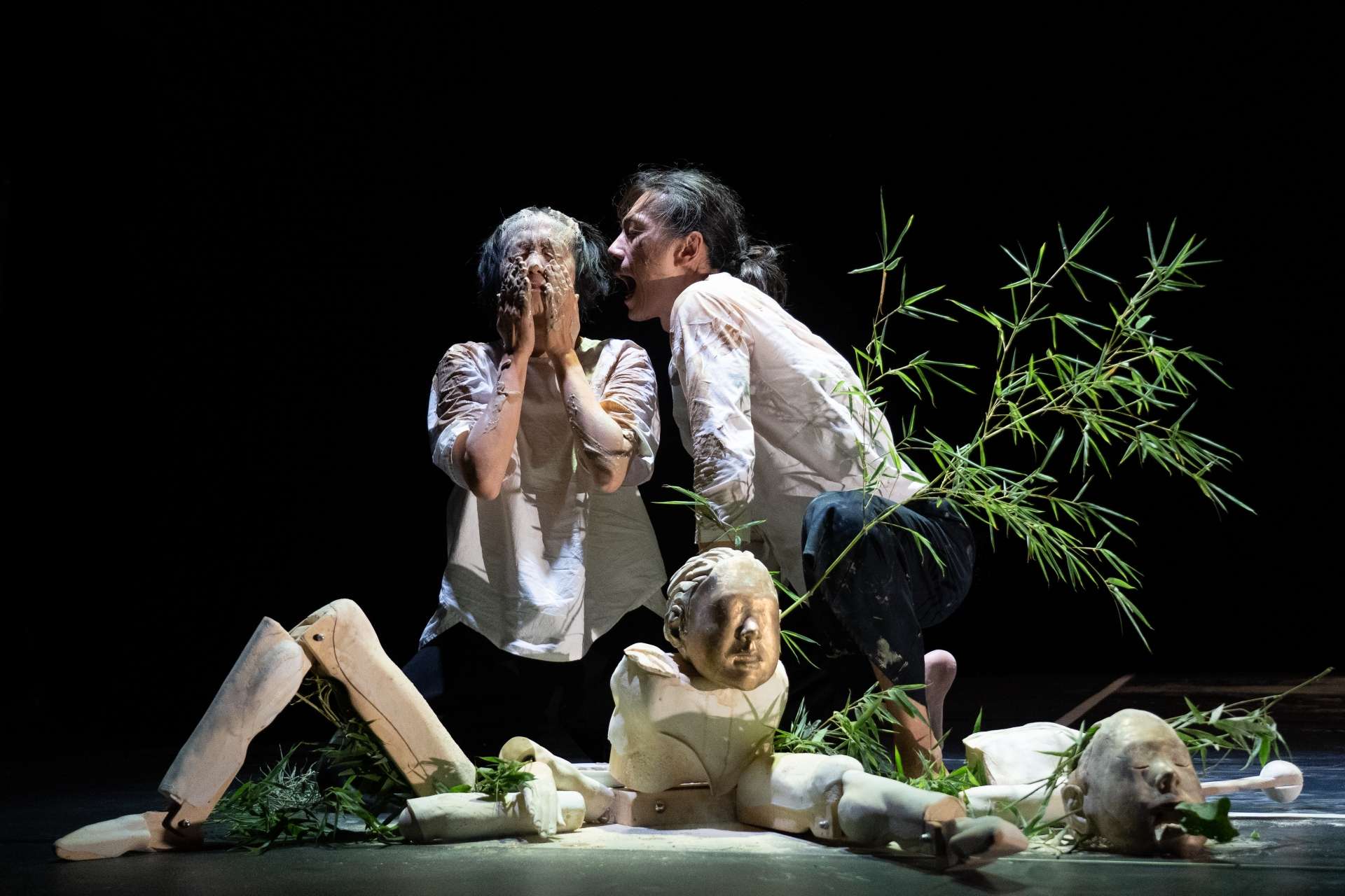 Les deux danseurs, Kaori Ito et Issue Park, sont face à marionnette grandeur nature.