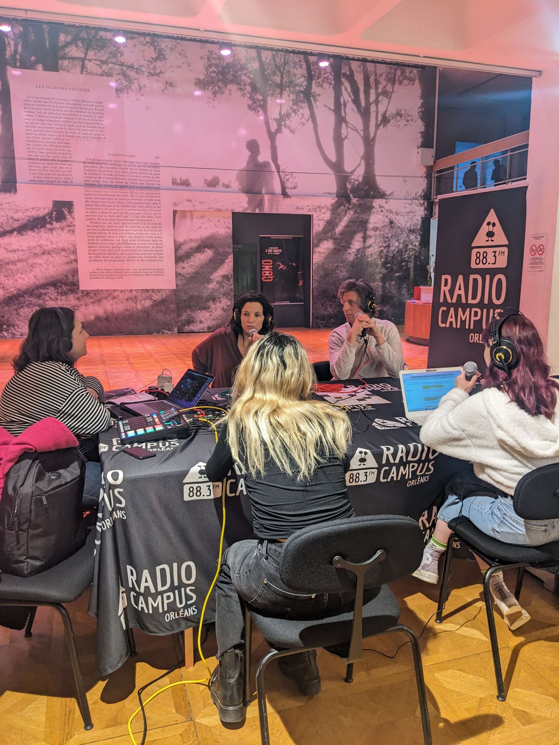 Plateau Radio Campus Orléans avec leur équipe et les créateurs de Baro d’evel : Camille Decourtye et Blaï Mateu Trias.