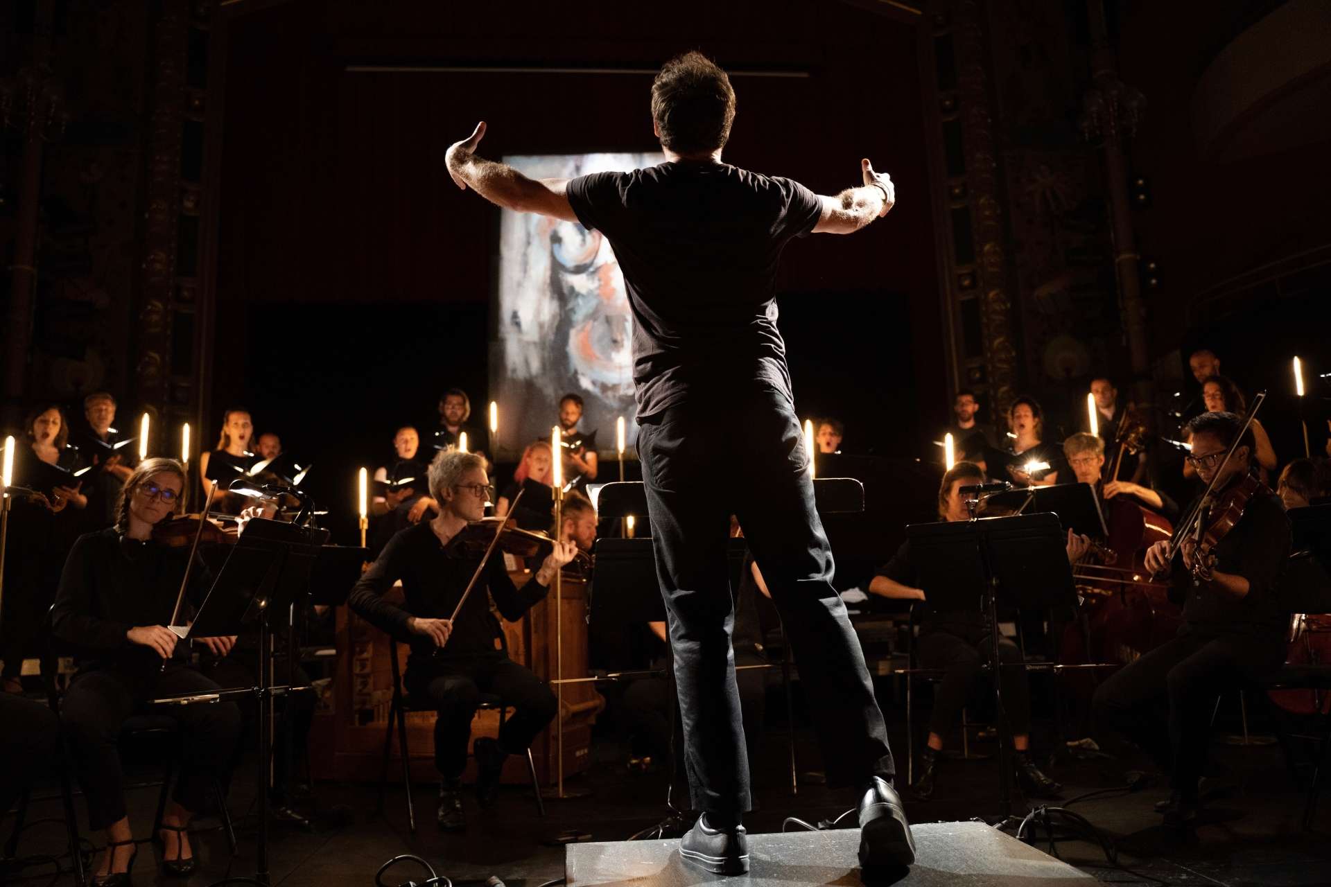 Simon-Pierre Bestion, chef d'orchestre, présenté de dos face à ses musiciens et musiciennes