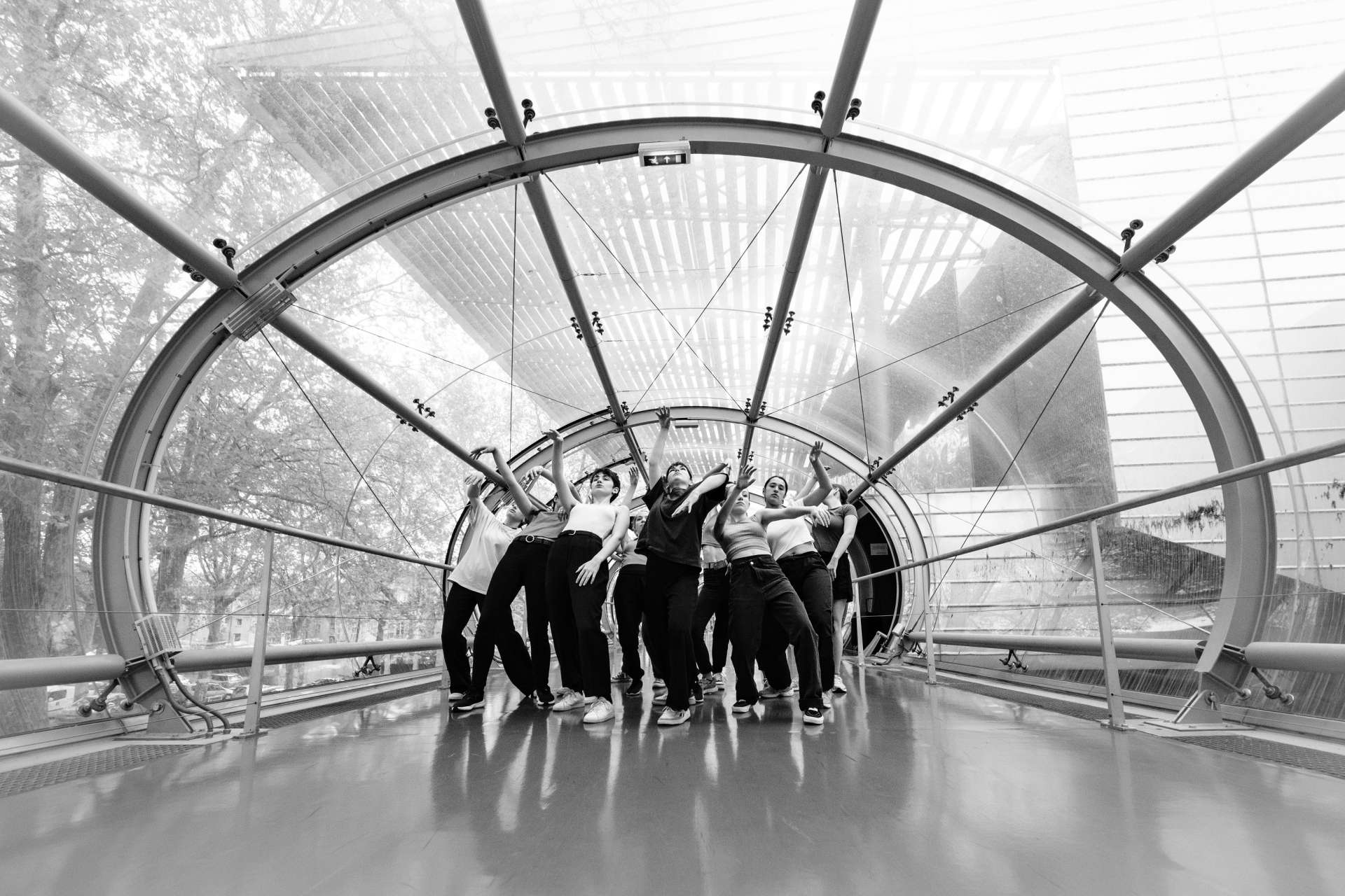 Photo noir et blanc réalisée dans le tube, élément fort de l'architecture du Théâtre d'Orléans. Au milieu, le groupe du projet Sources. 