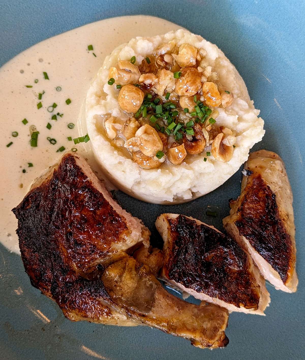Suprême de poulet jaune basse température, émulsion coco, gingembre, purée crémeuse de céleri rave et huile de noisette