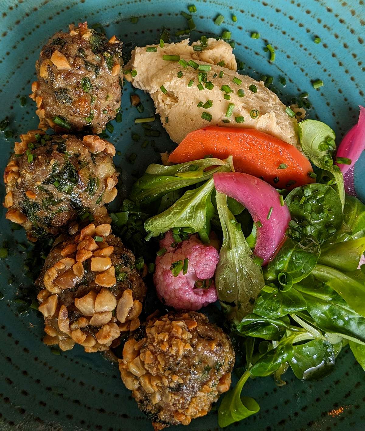 Boulettes d'agneau, coriandre, houmous, cacahuètes et pickles