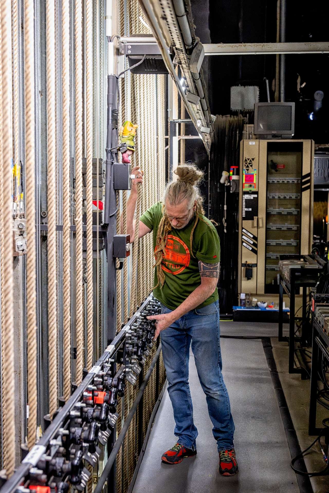 Un technicien manipule un cintre.