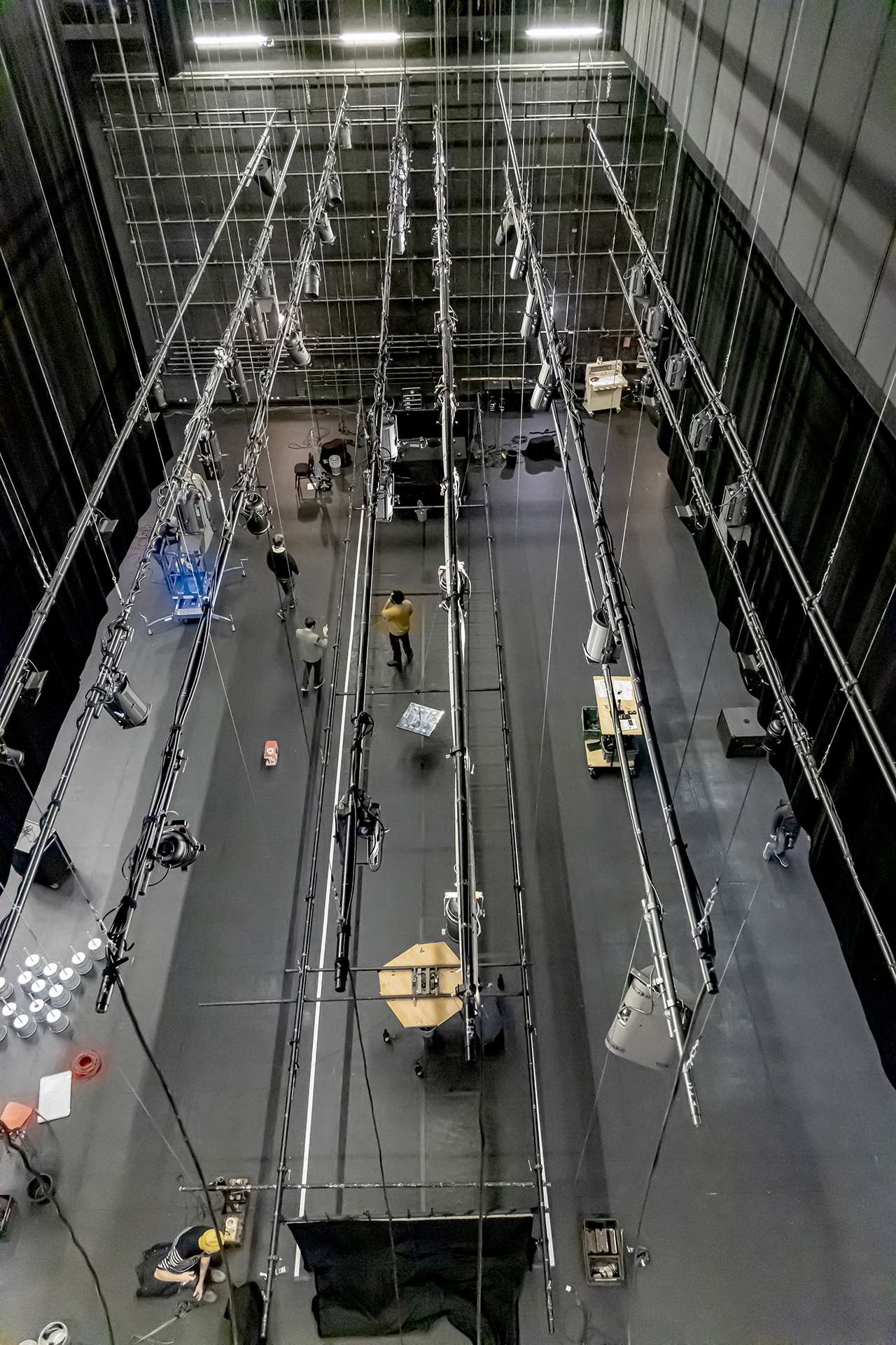 Montage du plateau vue du dessus, plusieurs personnes installent leur matériel.