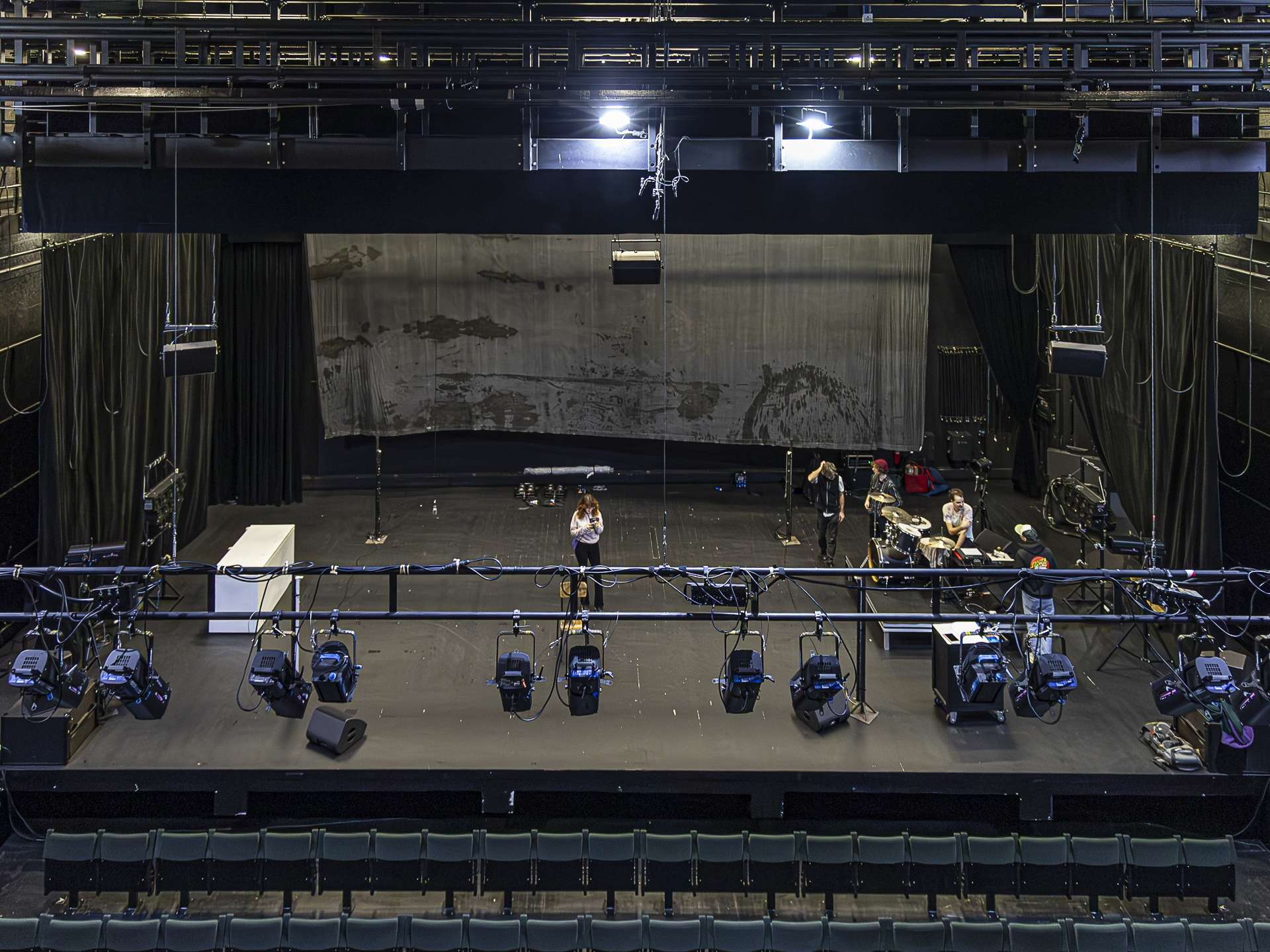 Vue d'ensemble du montage du plateau, plusieurs techniciens sont à l'œuvre.