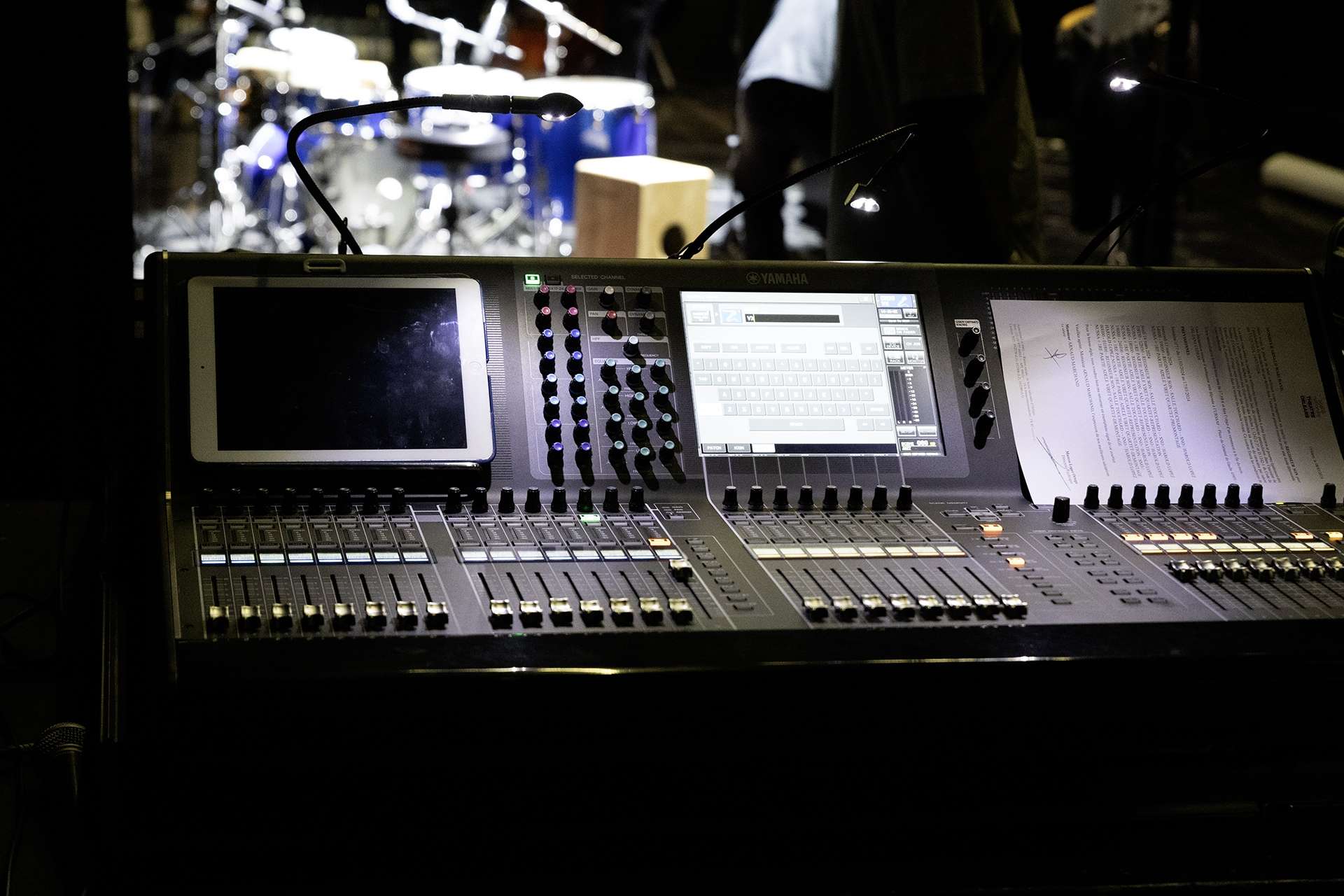 Console son en coulisses, à côté des musiciens.