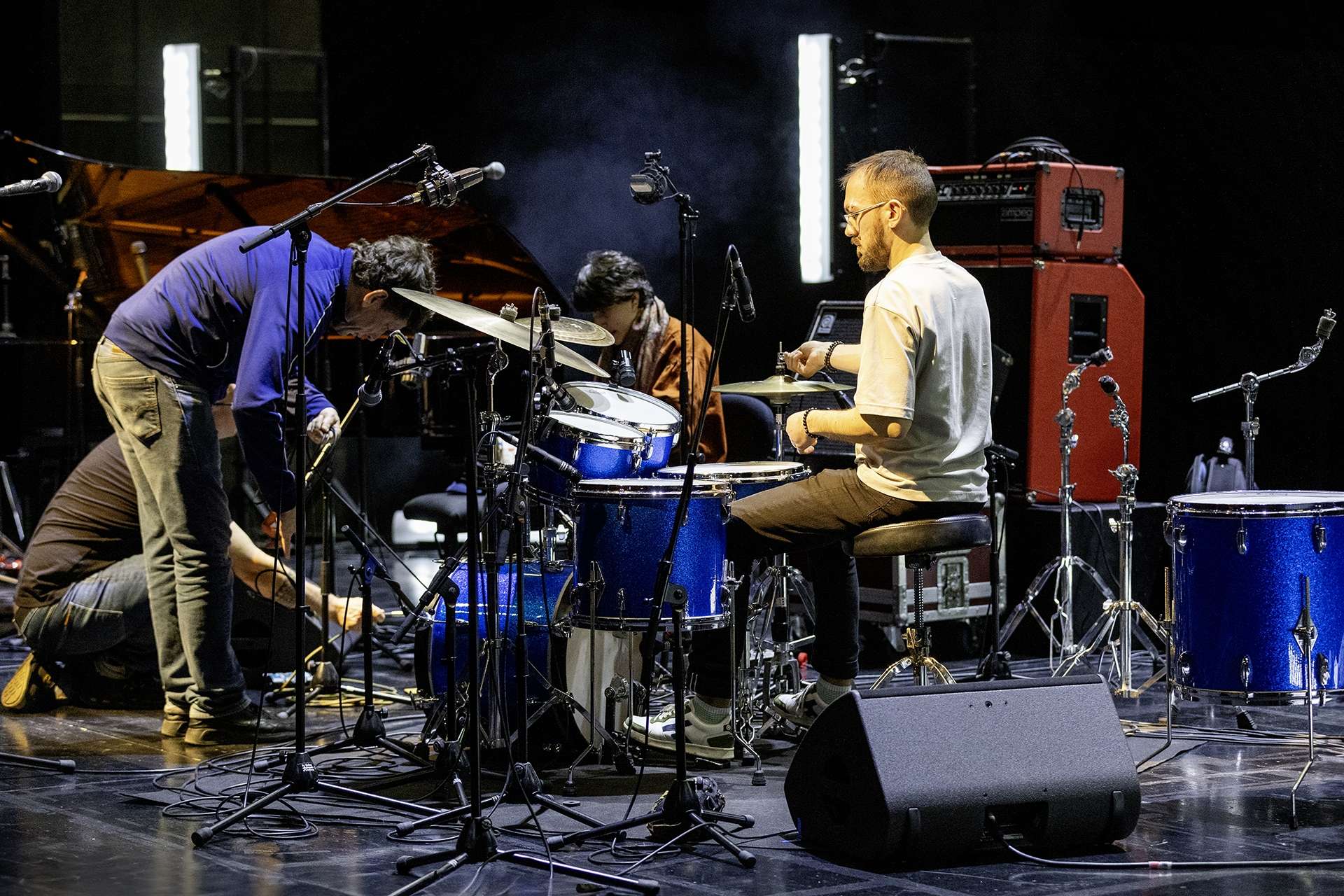 Les musiciens et les techniciens positionnent des micros.