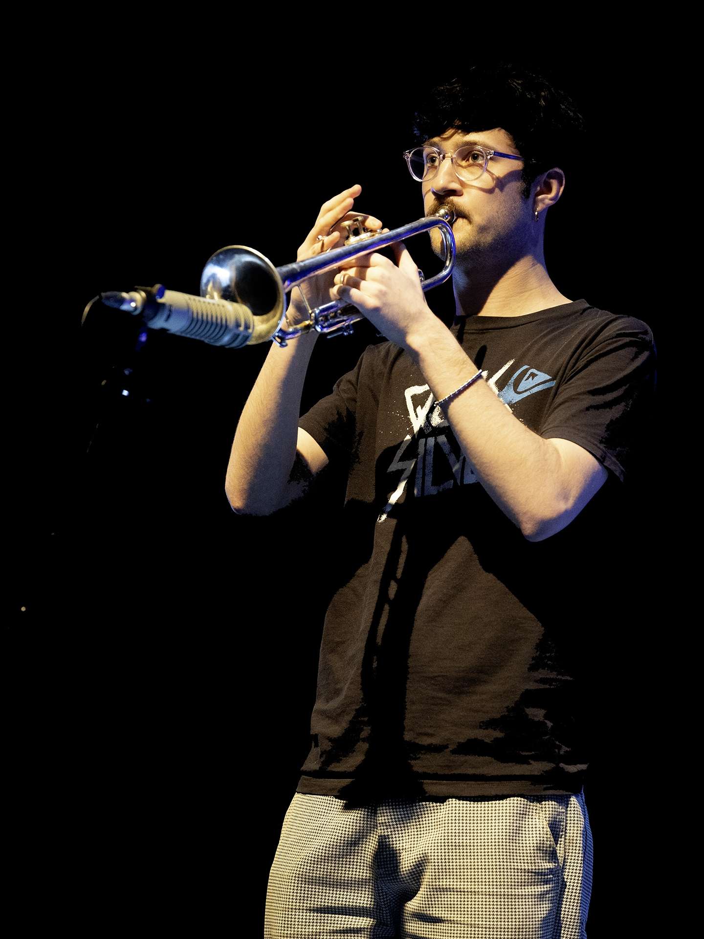 Trompettiste répétant pendant les balances.