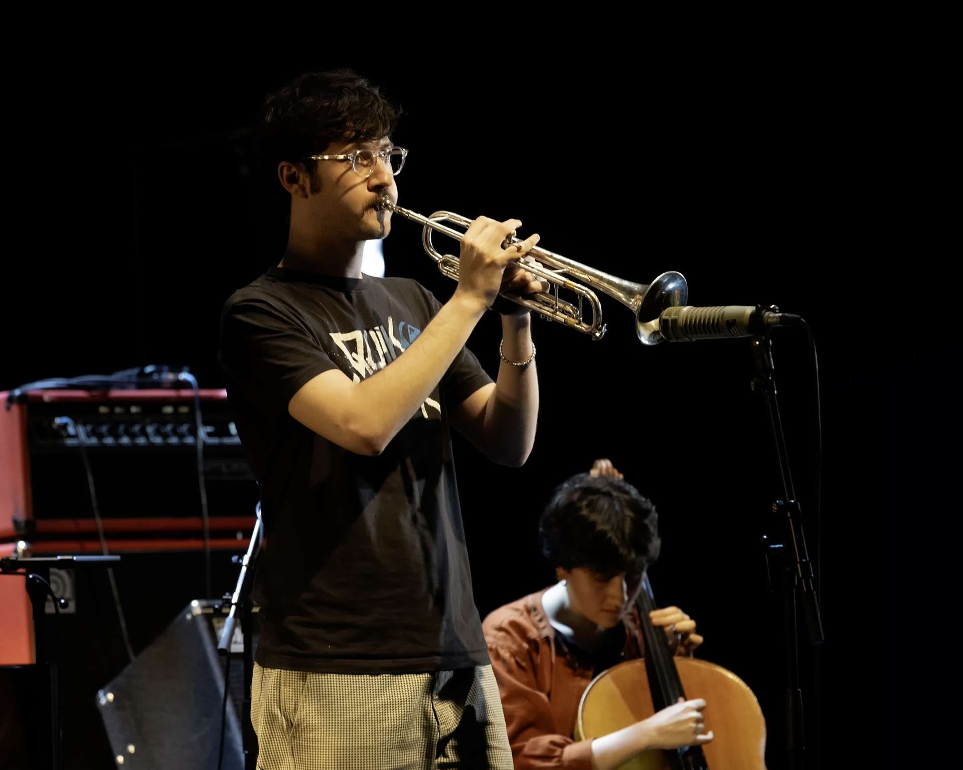 Trompettiste et violoncelliste pendant les balances.