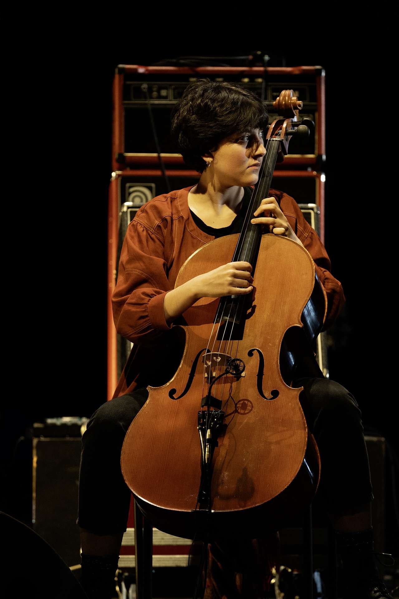 Violoncelliste répétant pendant les balances.