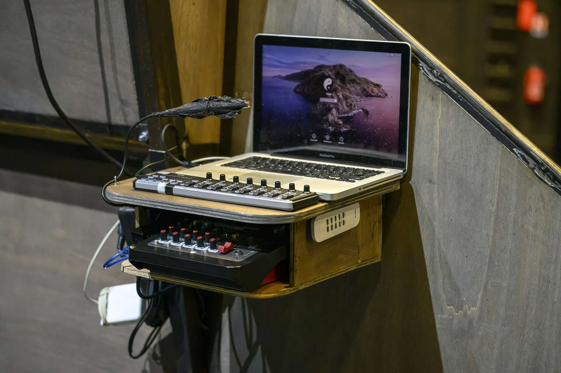 Ordinateur portable et petite table de mixage servant de console son.