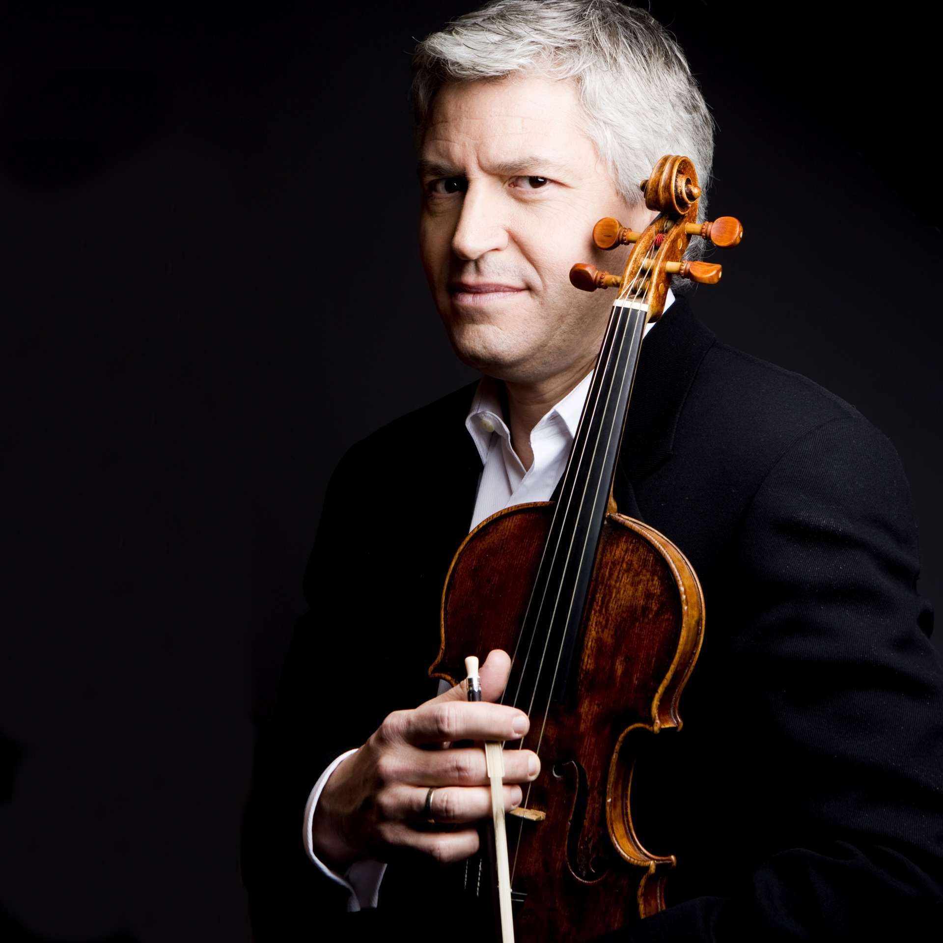 Portrait de Patrick Cohën-Akenine, directeur des Folies françoises, avec son violon. 