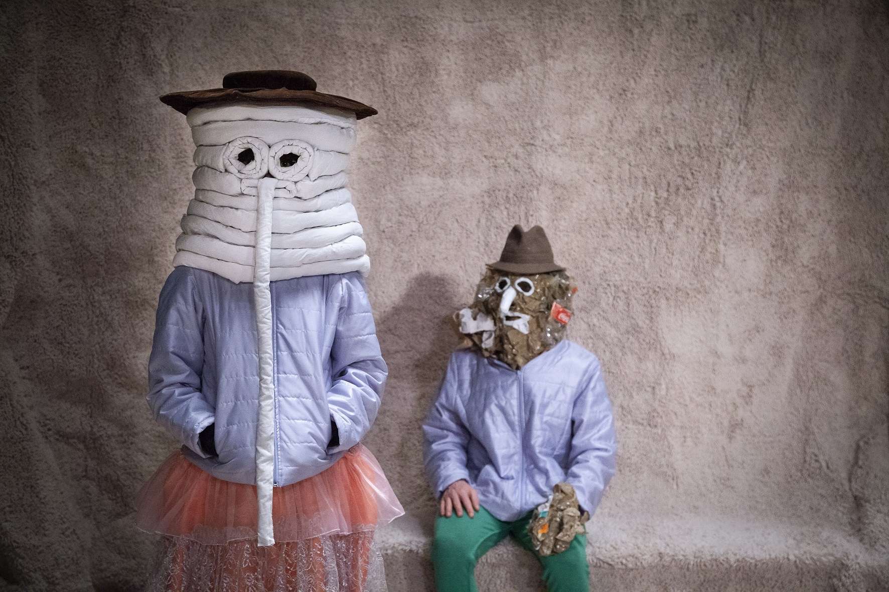 Portrait de deux drôles de personnages masqués. 