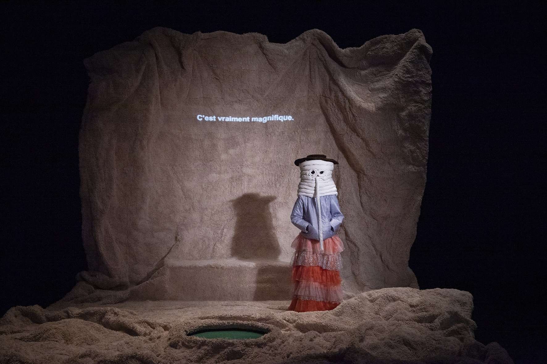 Photo en pied d'une personnage féminin original devant un écran avec l'indication : C'est vraiment magnifique.
