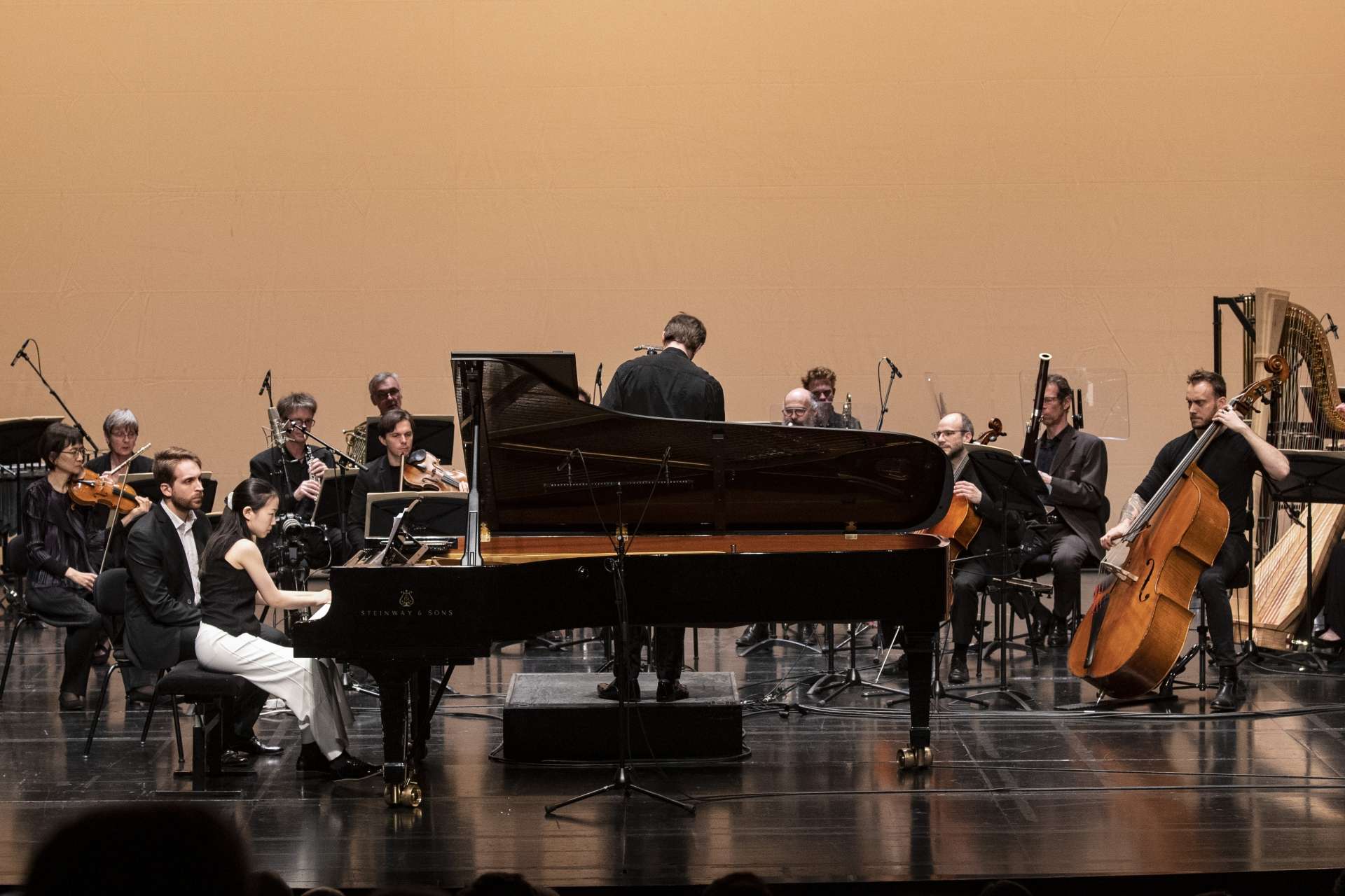 Assise devant son piano, la dernière lauréate du concours international de piano est accompagnée par les musiciens de l'Ensemble intercontemporain.