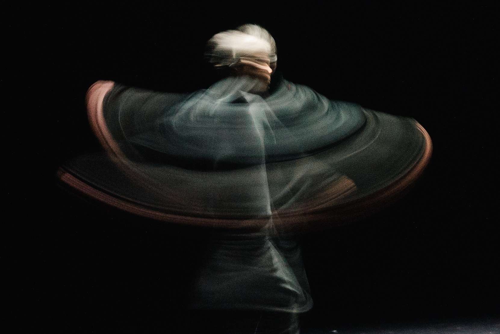 Photo floue d'un corps en mouvement qui tourne sur lui même. 