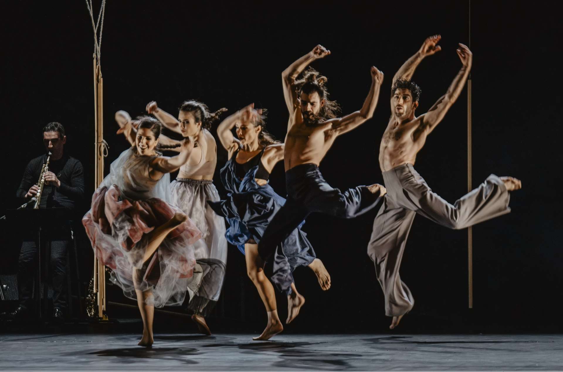 Tous les interprètes de Los Bailes Robados dansent à l'unisson tel un ballet suspendu.