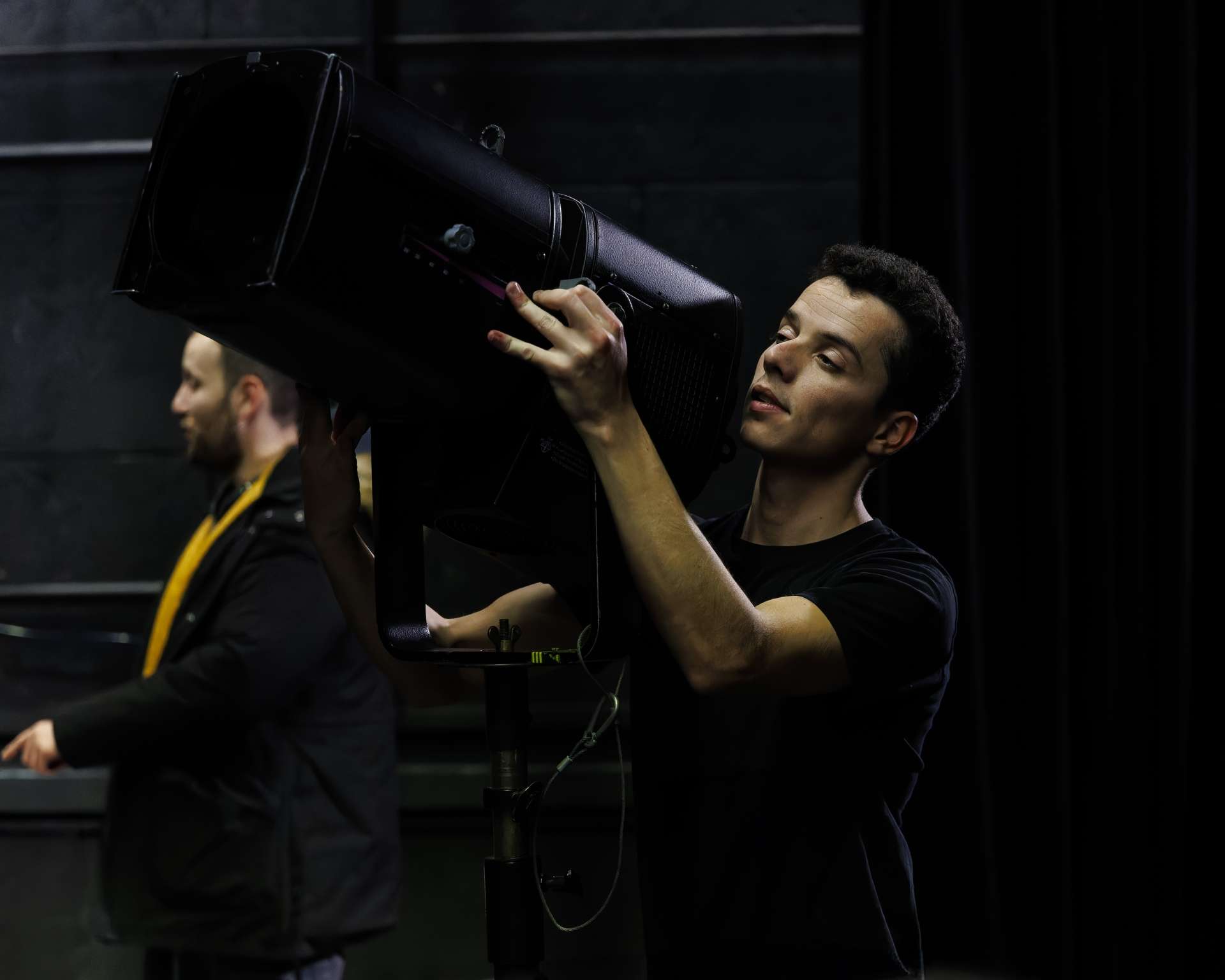 Technicien lumière installant une découpe.