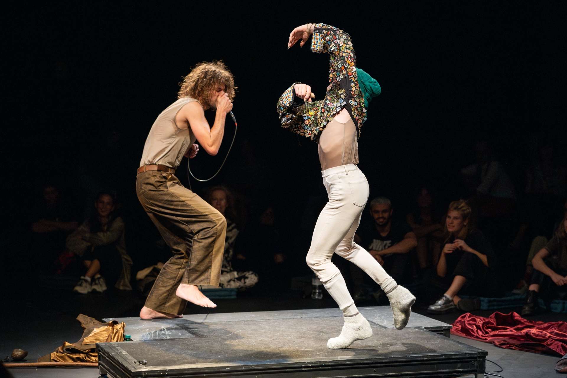Le beatboxer Aymeric Hainaux scande des sonorités face au danseur François Chaignaud. 