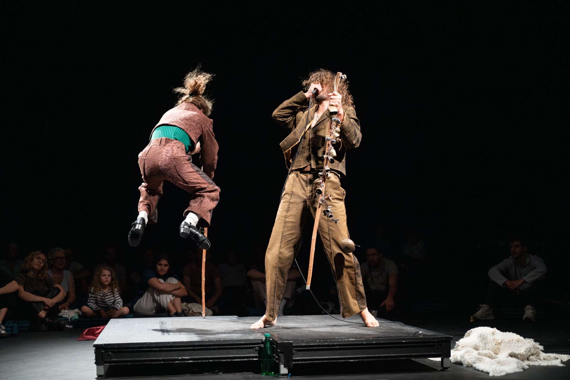 Bâton à la main, François Chaignaud saute avec des chaussures de type flamenco. Face à lui, micro et bâton en main, le beatboxer Aymeric Hainaux scande des sonorités.