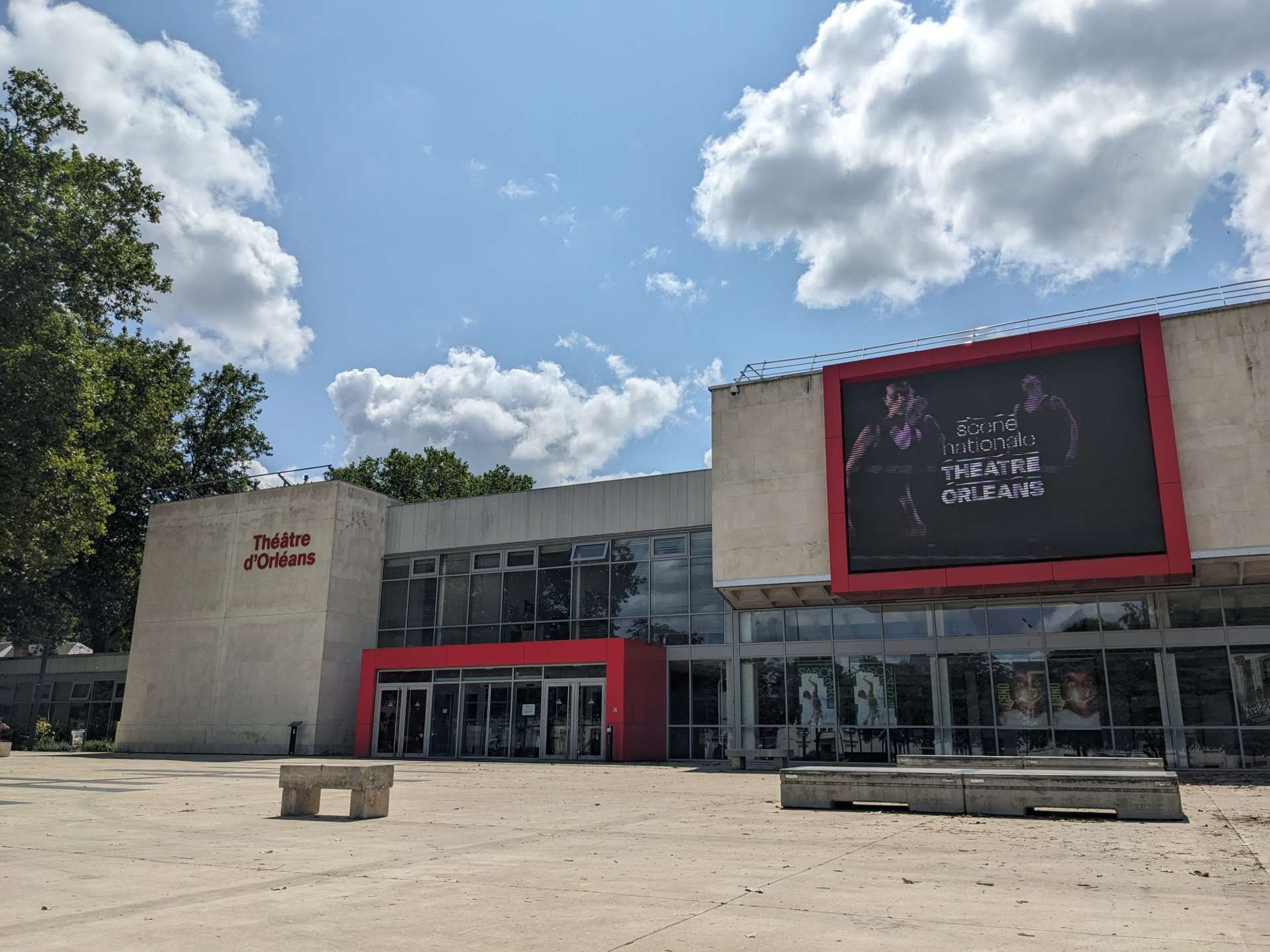 Façade et esplanade du Théâtre d'Orléans sous le soleil